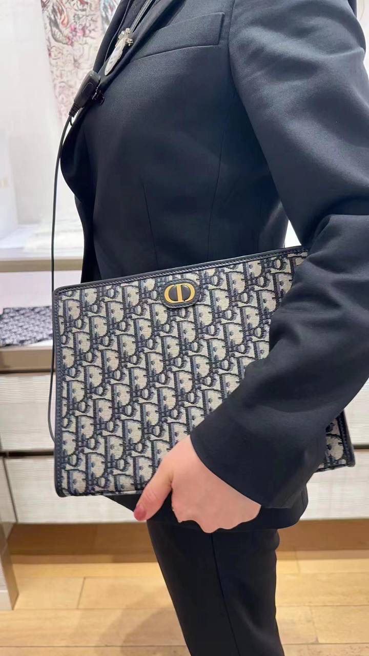 30 Montaigne 手拿包👜✨ 蓝色 Obliaue 印花 独家渠道货 独家原厂皮全网最高性价比最硬货🔥 中号 30 Montaigne 手拿包 宽敞的内部隔层可收纳各种日常用品，🉑作为手拿包使用，也可放入Book Tote 手袋中。正面饰以CD 标志 ✅拉链开合 ✅1个内侧隔层 ✅1个内部贴袋 ✅配整套包装🎀🤟🏻 尺寸：26×20× 5.5厘米