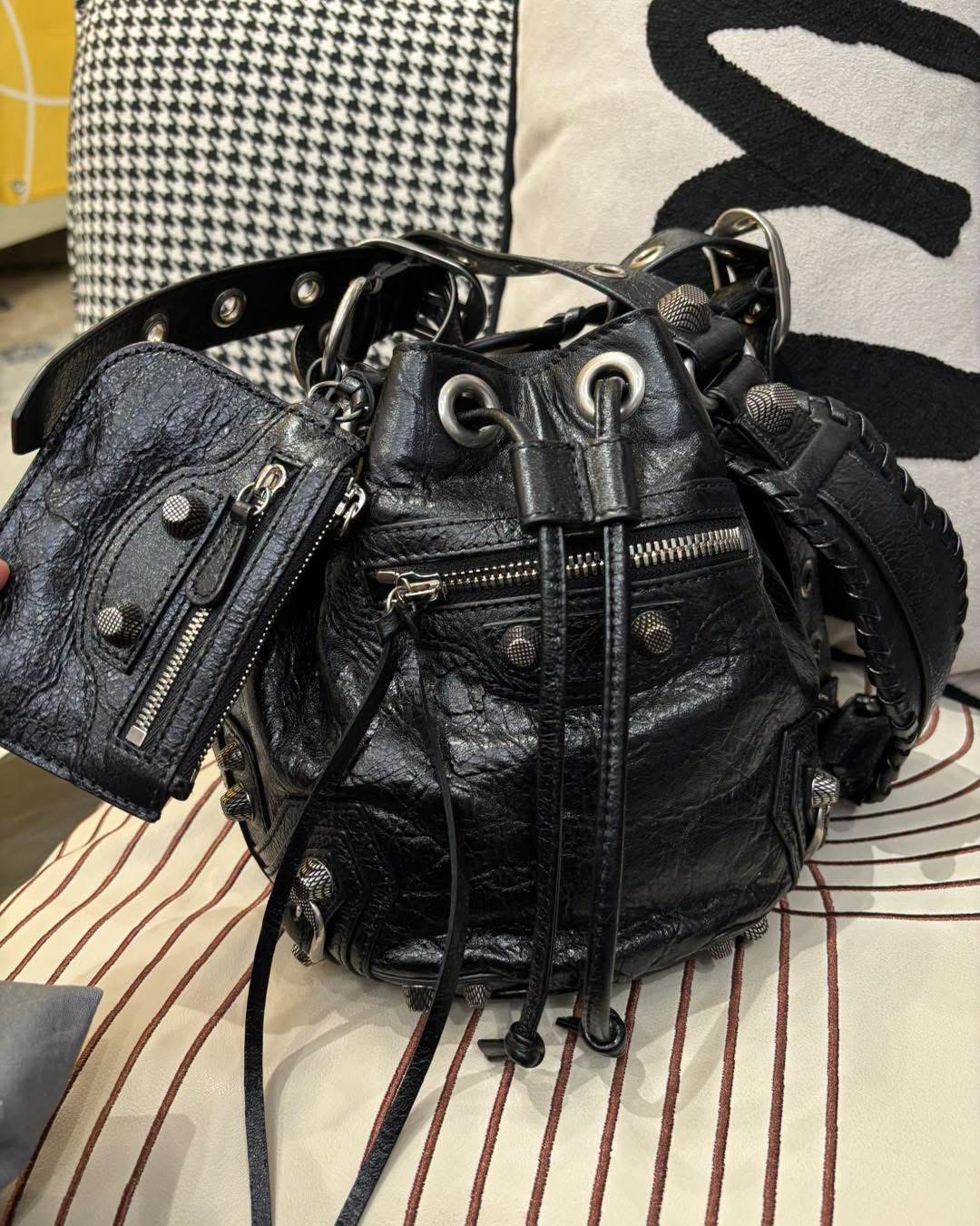 Balenciaga le cagole bucket bag Blac 100%Authentic ,98%new  ✅收據✅mirror ✅coins bag✅dust bag