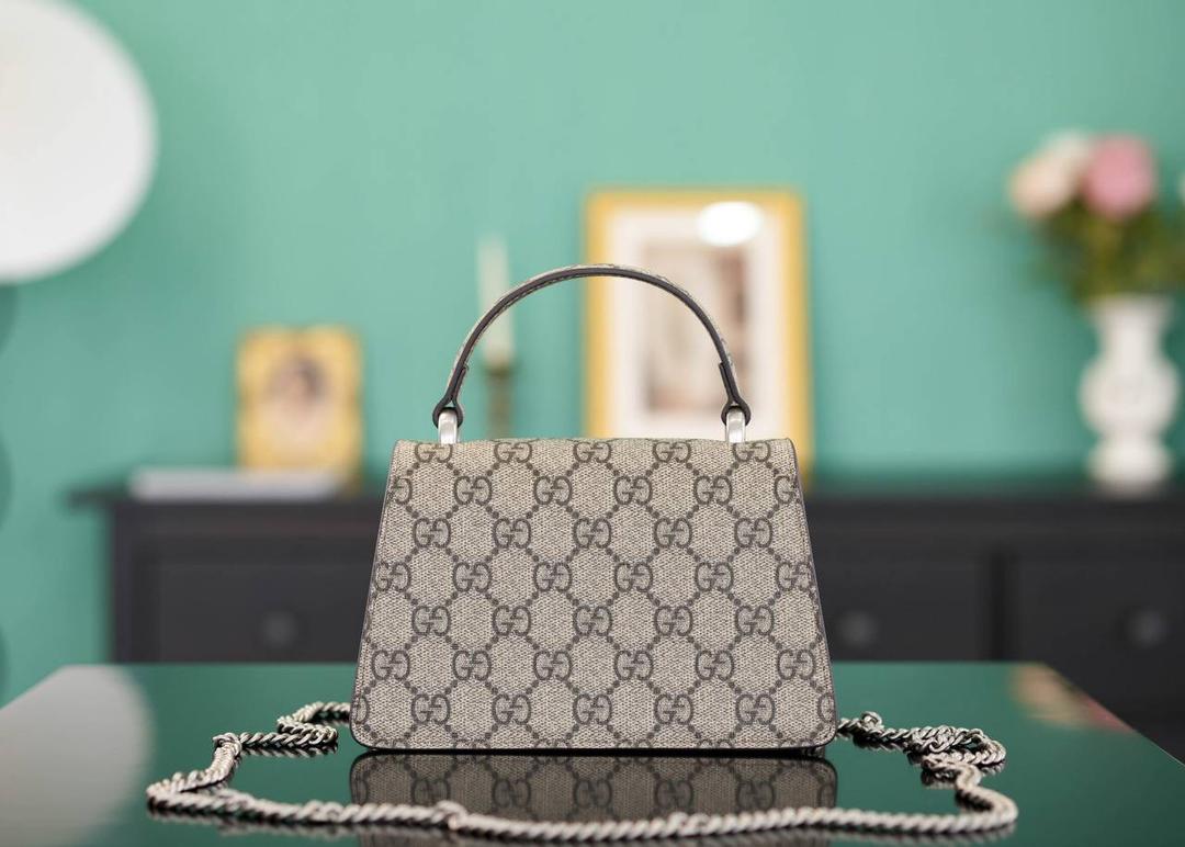 🥯Dionysus系列迷你手提包 卡其18cm 正品售价¥15.000 独家原厂皮发售 限量级别 酒神家族再添小可爱 新款迷你手提酒神，说是小废包吧，其实也还蛮能装的 小小一只，既能手提又能肩背 官方款号 752029 尺寸迷你：18x12x6cm 小号：24.5x15.5x10cm