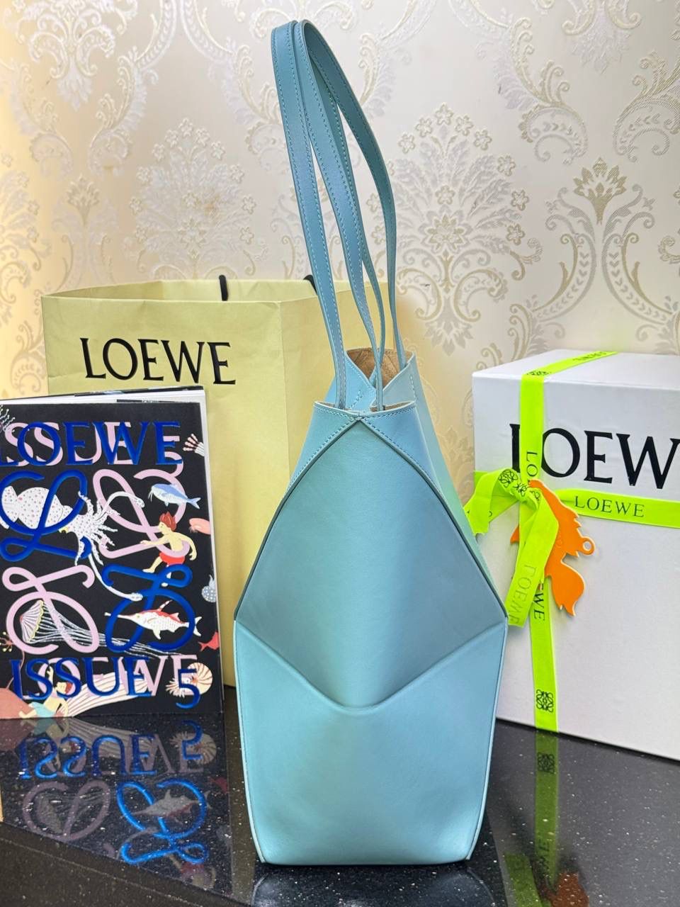 🎈*中号𝐏𝐮𝐳𝐳𝐥𝐞 𝐅𝐨𝐥𝐝折叠手袋👜*（水蓝色） ——全新【𝗡𝗘𝗪】升级‼️ 延续经典𝙋𝙪𝙯𝙯𝙡𝙚的标志性几何裁剪设计，新晋顶流🅰️𝙋𝙪𝙯𝙯𝙡𝙚 𝙁𝙤𝙡𝙚 𝙏𝙤𝙩𝙚以折纸包为灵感，升级成🉑完全折叠‼️的结构，立体与平面任意切换，出差旅行🧳必备单品。小牛皮材质轻且柔软，𝐌𝐢𝐧𝐢尺寸搭配一条可拆卸式肩带，手提，肩背，斜挎多样化背法✨ 尺寸：𝟐𝟓.𝟓-𝟏𝟒.𝟓-𝟑𝟏.𝟓𝐜𝐦 款号：052316