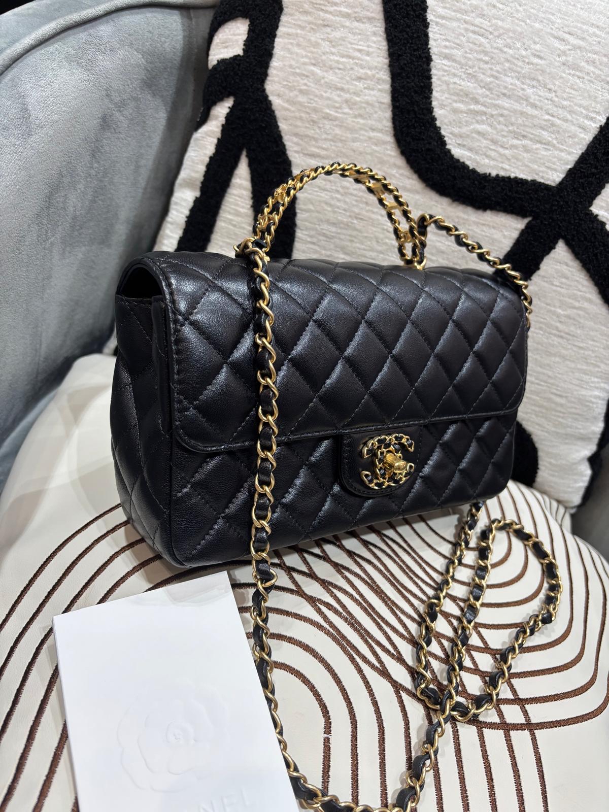 未使用品 Chanel flap bag with handle 黑色牛皮金扣留空手柄 24C，100%Authentic, 99%New unused  ✅收據✅晶片✅Dust bag✅box
