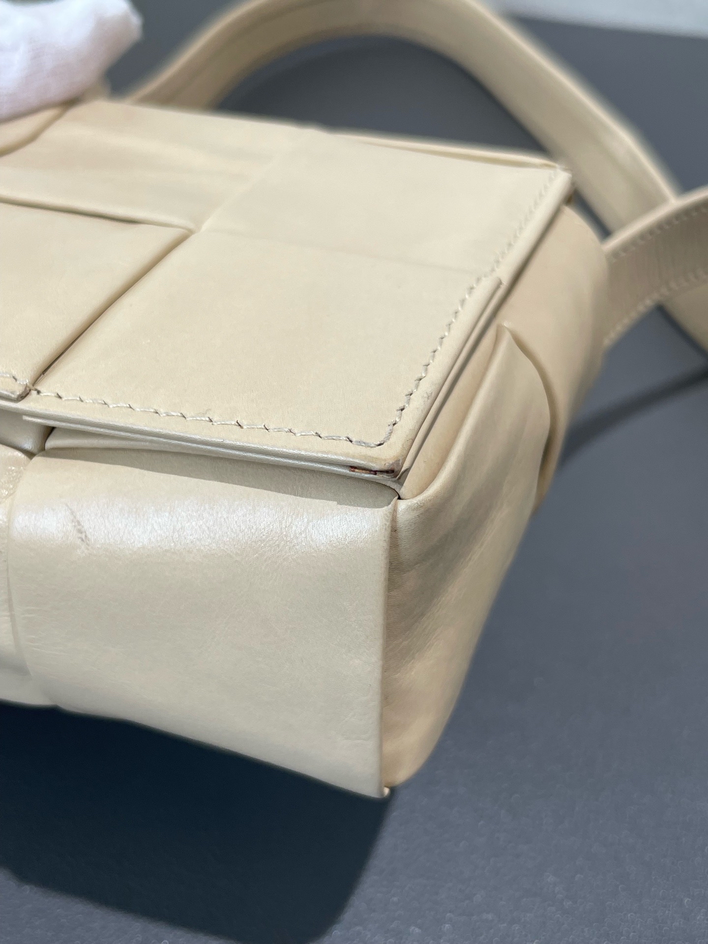 【預訂貨品】BV Candy Cassette六格米黃色編織包 