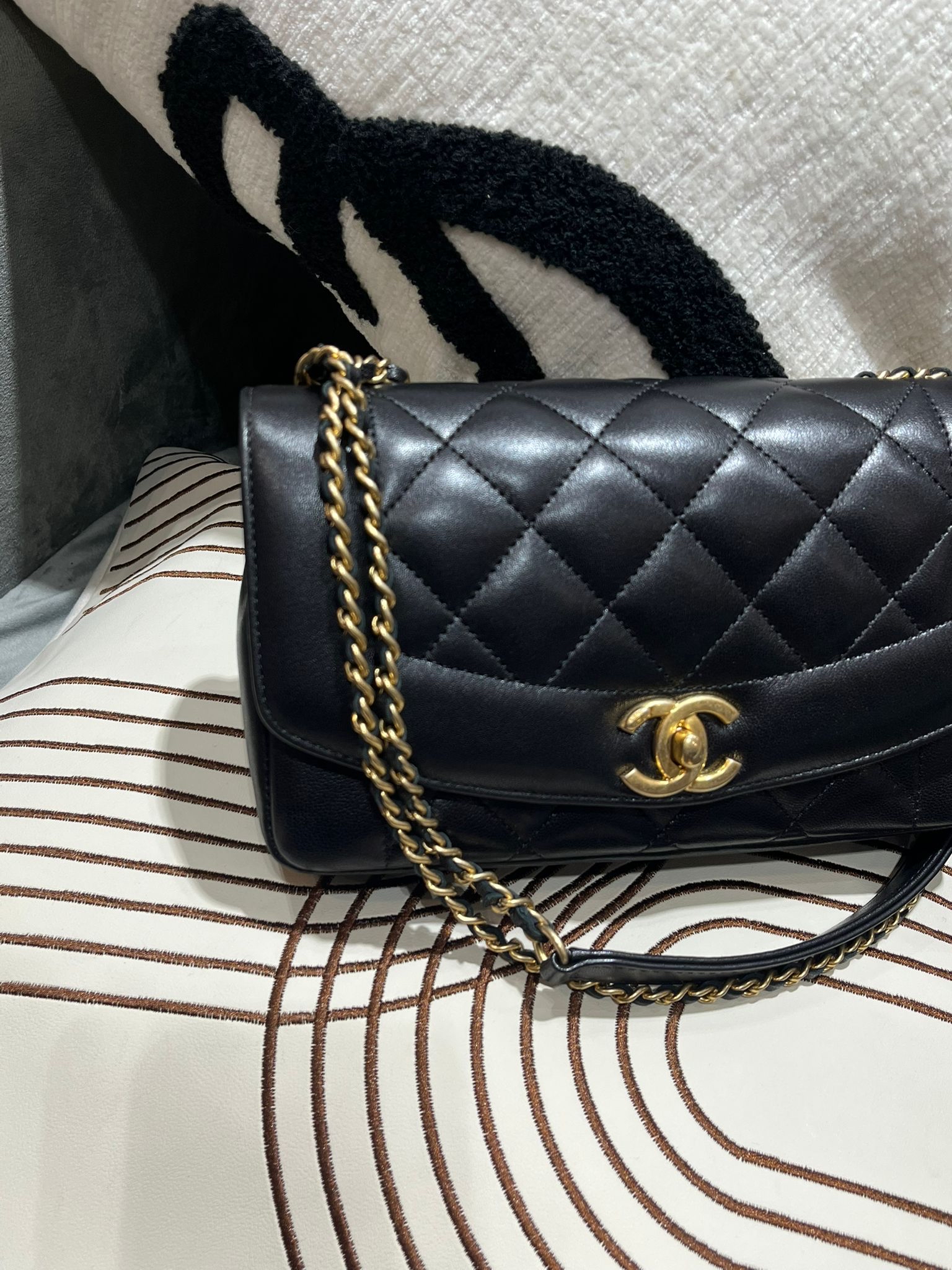 Chanel Diana flap bag 黑金扣 100%Authentic, 98%New  ✅20card✅Dust bag✅box