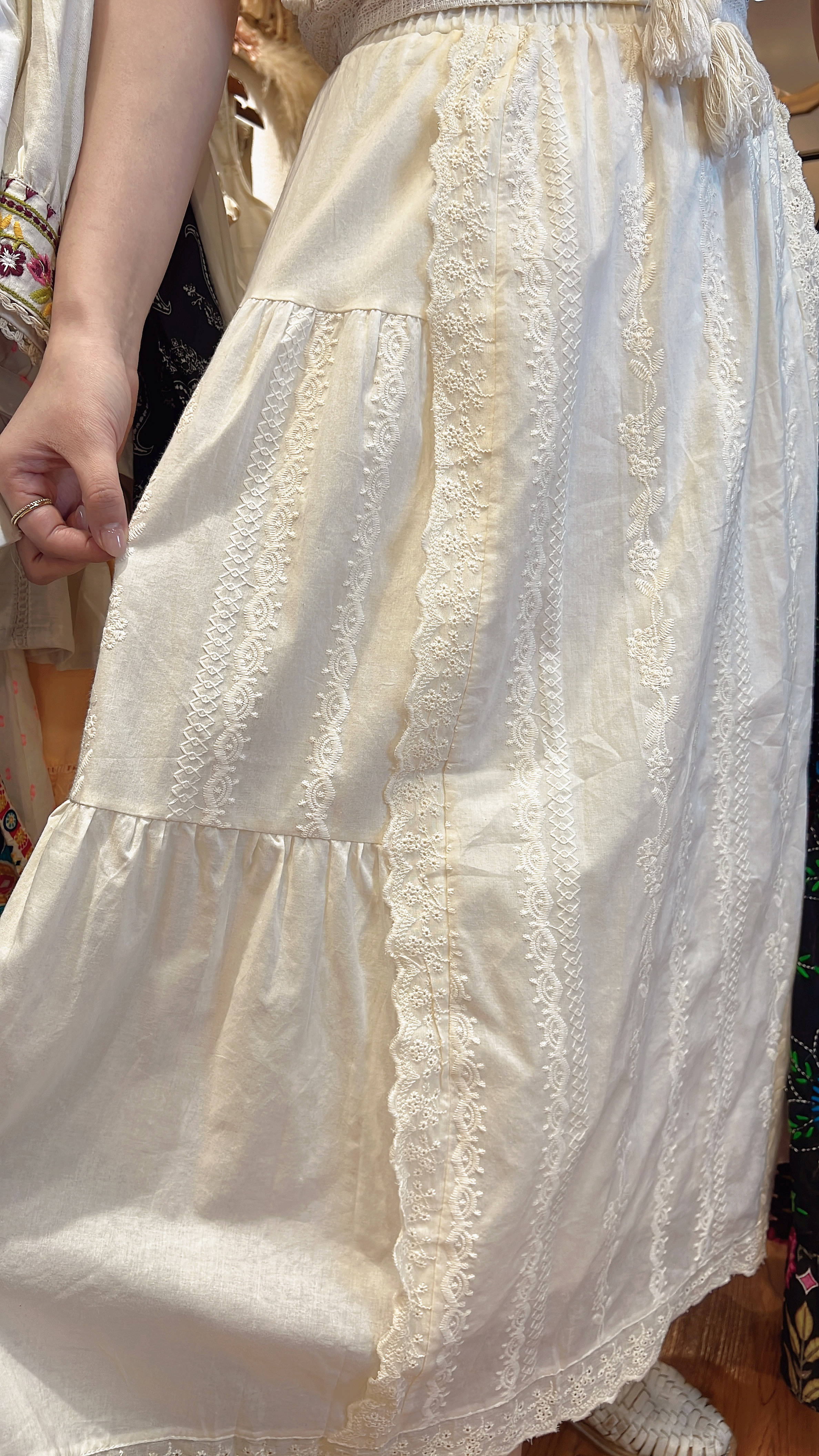 2068 White Lace Skirt 33"