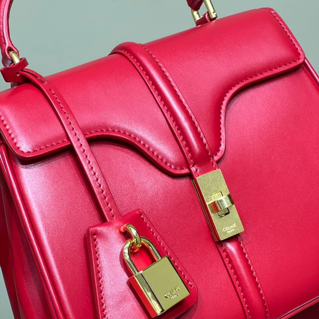 🔥大货实拍图 𝗖𝗘𝗟𝗜𝗡𝗘 ♥️ 𝟭𝟲迷你手袋 型号：197983 尺寸：17.5*14*7cm 𝑪𝒆𝒍𝒊𝒏𝒆经典百搭的16系列～爱了爱了😘缎面牛皮搭配金色扣子和锁头，高级感复古感十足～斜挎手提都很有态度！