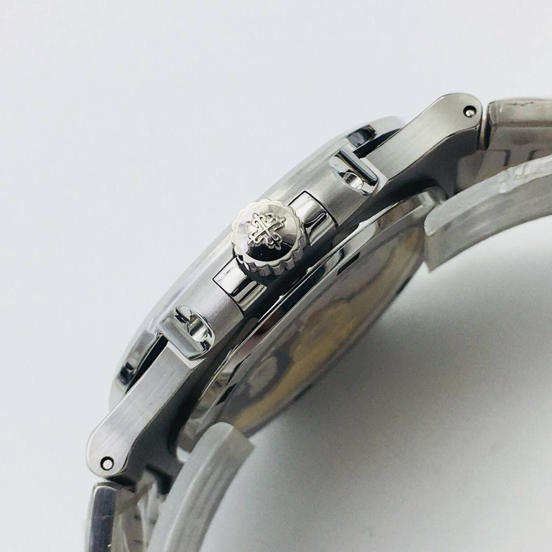 新力作 V4超级升级版 百达.翡丽鹦鹉螺重磅来袭！ 1：第一款真正意义上的超级鹦鹉螺，震撼来袭，全新修正的不锈钢表带，铰链部分根据真正的百达翡丽鹦鹉螺不锈钢表带拆解开发，和正品一致的贴合效果！ 2：逆袭之前所有副本，铰链开合角度和正品一致，锁毕声音和正品相同！ 3：重点指出此次V4版的面盘在采用与真品一致的覆荧光涂层金质立体时标，特别突出的“蓝魅”面无限接近原版！ 4：机芯方面是全新订制的修正版的一体芯Cal.324机芯，是目前唯一做到机芯的钢印与正品一样的雕刻工艺。