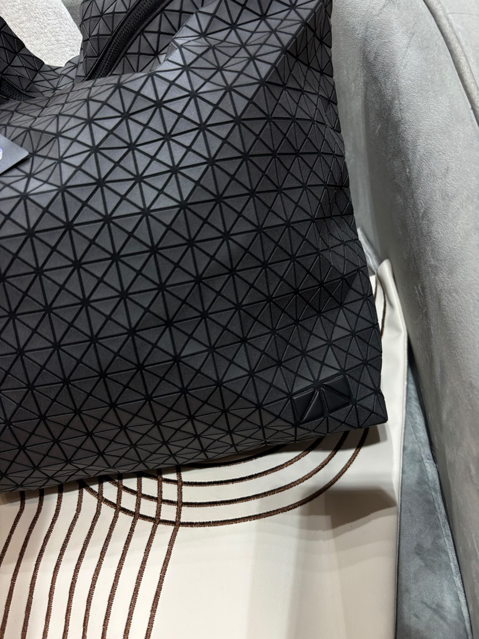 Issey Miyake Bao Bao Curo Curve Shoulder Bag 霧黑 100%Authentic, 99%New ✅ certificate ✅Dust bag