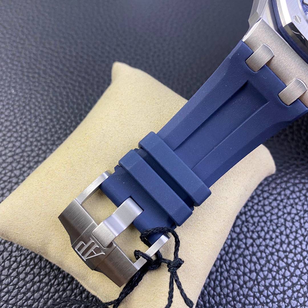 新款亮相 爱彼潜水表——新款爱彼15720！腕表尺寸42mmX14.2！ 1:表壳采用精钢表壳，搭配防眩光处理蓝宝石水晶玻璃表镜和表底，黑色陶瓷旋入式表冠，全部数据材质采用正品扫描对标。 2:机芯采用9015改全新的Calibre 4308自动上链机芯，走时稳定，无售后忧虑 3:独家最强机芯夹板打磨，更加立体。全新特调陀片颜色 4:最人性化的活动头粒缓冲，确保吻合正品 5:表盘镌刻“Méga Tapisserie”超大格纹装饰，搭配荧光立体时标和皇家橡树指针，黑色旋转内表圈搭配米色0至15分钟区域 6:采用进口夜光填充，最持久的夜光和最齐的内应刻度 7:原装一致倍数放大镜日历窗口，超强通透性 8:表带采用最新款开模的进口橡胶带，无论纹路颗粒还是质量全部吻合正品，质感更高级。 功能走时精准稳定！