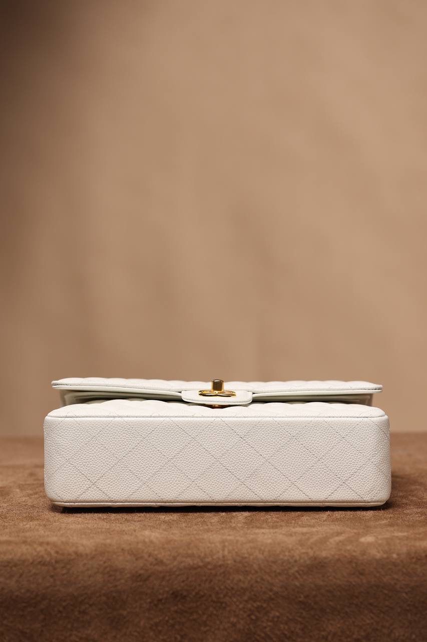 CF白金25cm我们家的货出来就是风靡全网 独家正品原厂皮渠道货、荔枝纹银扣出货啦！ 独家渠道货，真正的进口原厂货，正品工艺品质，我们确保所有材料，五金，车线，油边都达到正品百分百的原厂渠道材料，连味道都能一样💕 尺寸：15.5 x 25.5 x 6.5cm