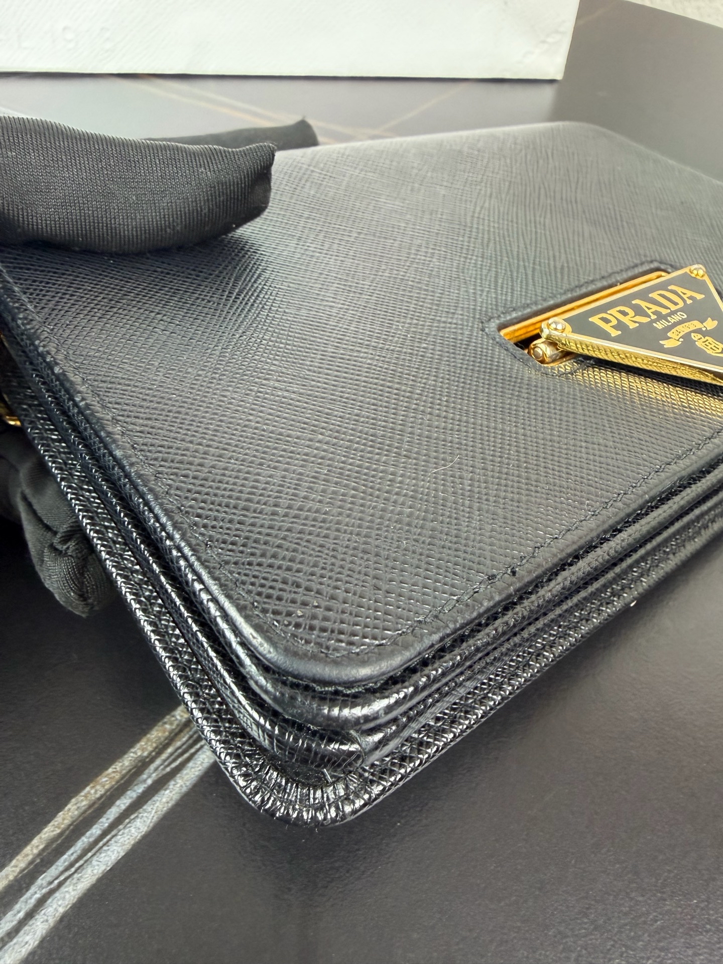 【預訂貨品】Prada三角標黑金配色woc