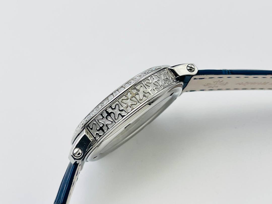 V4升级版 市场最高版本 功能跟正品一样 百达.翡丽星空升级终极版！升级细节： 1⃣️做到了跟正品满天星自动转的功能！ 2⃣️升级日历的排法和正品一样的顺序！ 3⃣️直径42毫米，厚度11毫米！ 4⃣️最大亮点：百达.翡丽星空里的月亮会根据天空上的月亮变化而变化！根据天空上的月圆月缺搬（初一月弯弯初十五月圆）到手表上了！