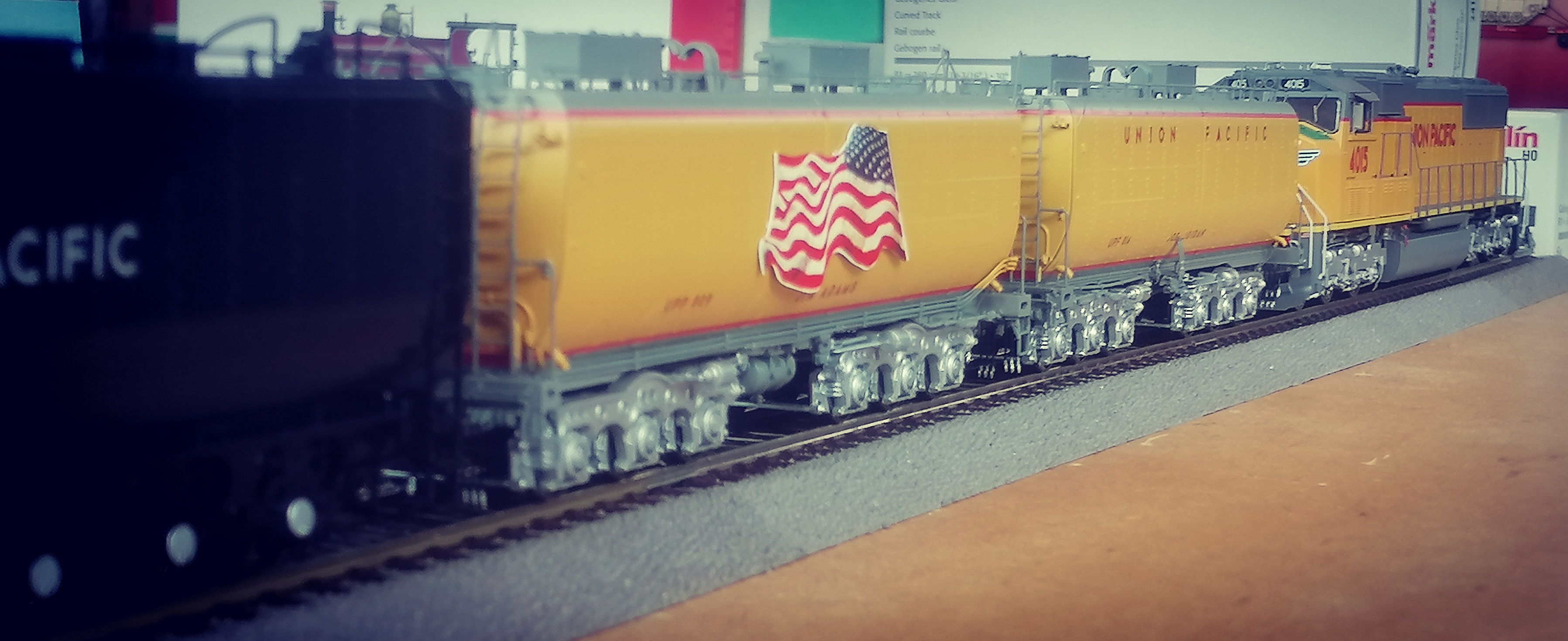 Union Pacific HO Water Tender set w/flag Scaletrains SXT30019