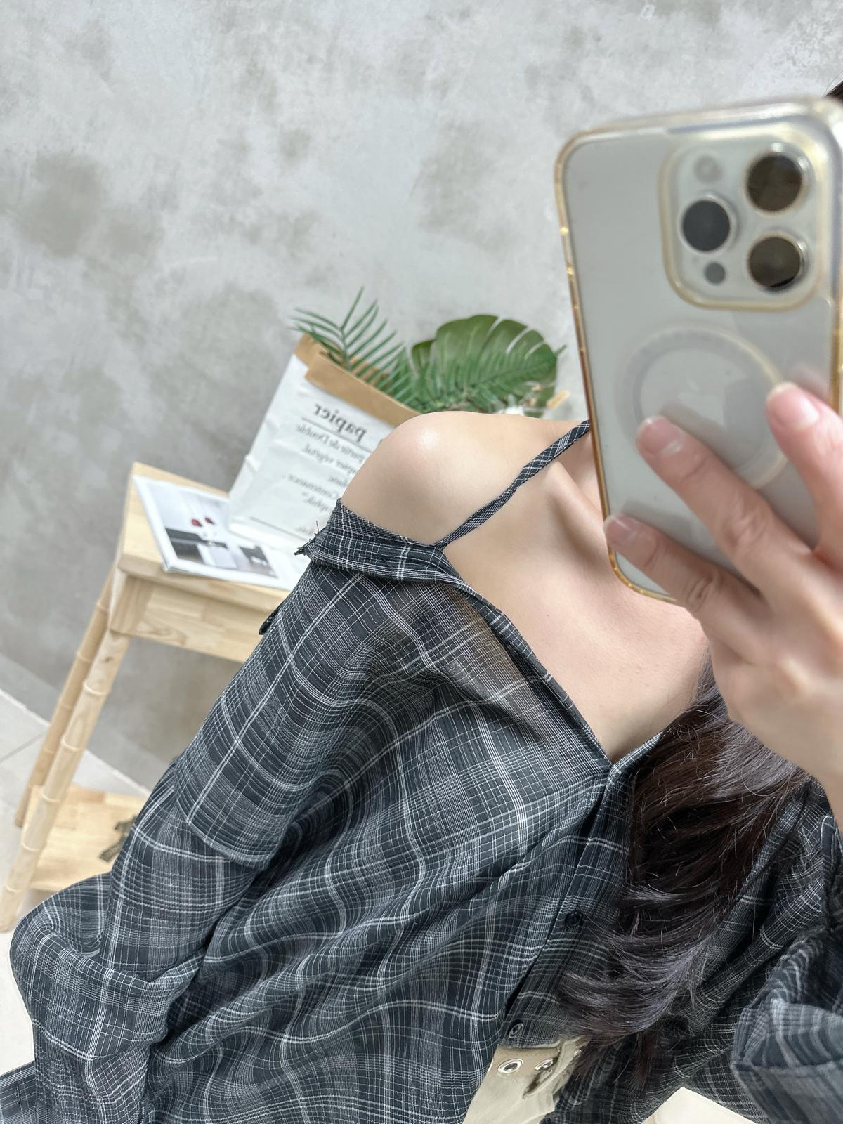 Q04 兩著薄棉麻格仔恤衫