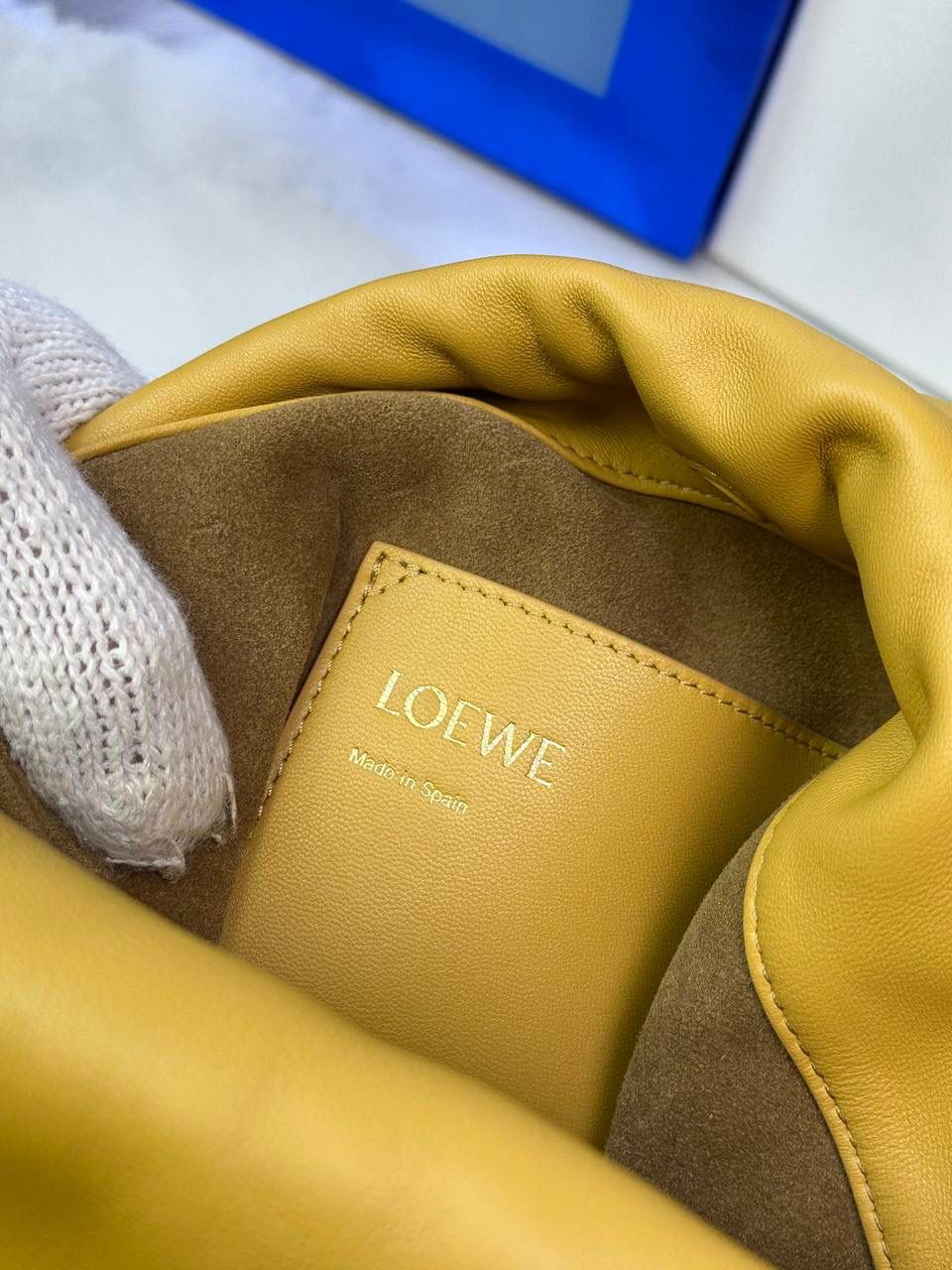 🎈链条款𝙁𝙡𝙖𝙢𝙚𝙣𝙘𝙤 𝙋𝙪𝙧𝙨𝙚水桶羊皮 ——【沙漠黄】 尺寸：𝟑𝟐-𝟏𝟕-𝟐𝟒𝐜𝐦 编码：062406 👉🏻延续福袋收缩绳褶皱设计，全新推出水桶造型，羊皮包身手感细腻柔软❤️ 👉🏻链条肩带➕皮肩带的双肩带设计，时尚百搭，给足了集美们多样化的选择。肩带可拆卸可调节，磁扣开合，正面烫金𝙇𝙤𝙜𝙤，呈现出高贵典雅的视觉感😍 👉🏻独家背景➕独家品质➕独家全套砖柜礼盒套装，市场高端品质皆在我手✌🏻