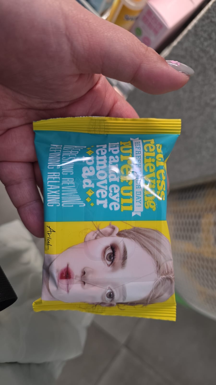 ariul stress relieving lip & eye remover pad