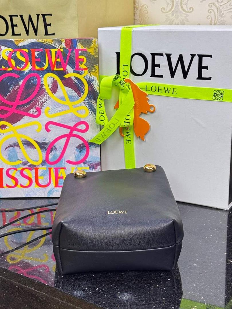 🎈（全钢）新款𝗣𝗲𝗯𝗯𝗹𝗲 𝗽𝗼𝘂𝗰𝗵手机包 ——【黑色到货💕】 尺寸：𝟮𝟭.𝟱-𝟭𝟳-𝟳𝗰𝗺 编码：652406 👉🏻采用进口纳帕小牛皮材质•包包手感超级舒服柔软•自重超轻。 👉🏻正面装饰两颗闪亮的𝗽𝗲𝗯𝗯𝗹𝗲配饰•精致可爱时髦•可调节肩带•腋下单肩斜跨皆🉑。 容量超大•可容纳5到6部手机•日常出行一个包就够啦😍