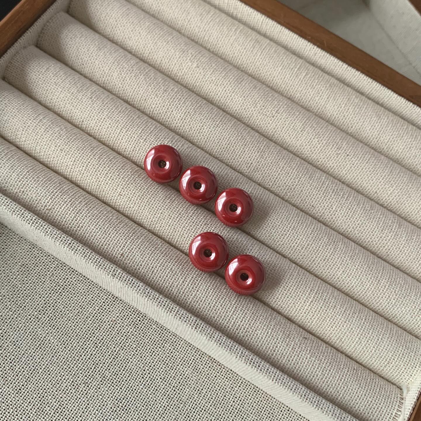 紫金沙平安扣 ｜Cinnabar Donut 12mm RM18 紫金沙平安扣的功效主要体现在两个方面：一是镇心安神，有助于缓解心烦、失眠、噩梦等问题，并能平衡气场。二是驱邪纳福，因其具有极强的阳气，可用于化解太岁、镇煞、祈福纳财。此外，它还可以清热解毒，对治疗某些病症如咽喉肿痛等也有一定作用boosting vitality, clearing energy blockages, and warding off evil spirits. Associated with traditional practices, this ”donut“ shape is thought to promote luck, wealth, and safety while helping overcome negative emotions and sleep issues.#cinnabar #紫金沙平安扣 #马来西亚水晶网店 #水晶diy #天然水晶 #crystalhealingjewelry