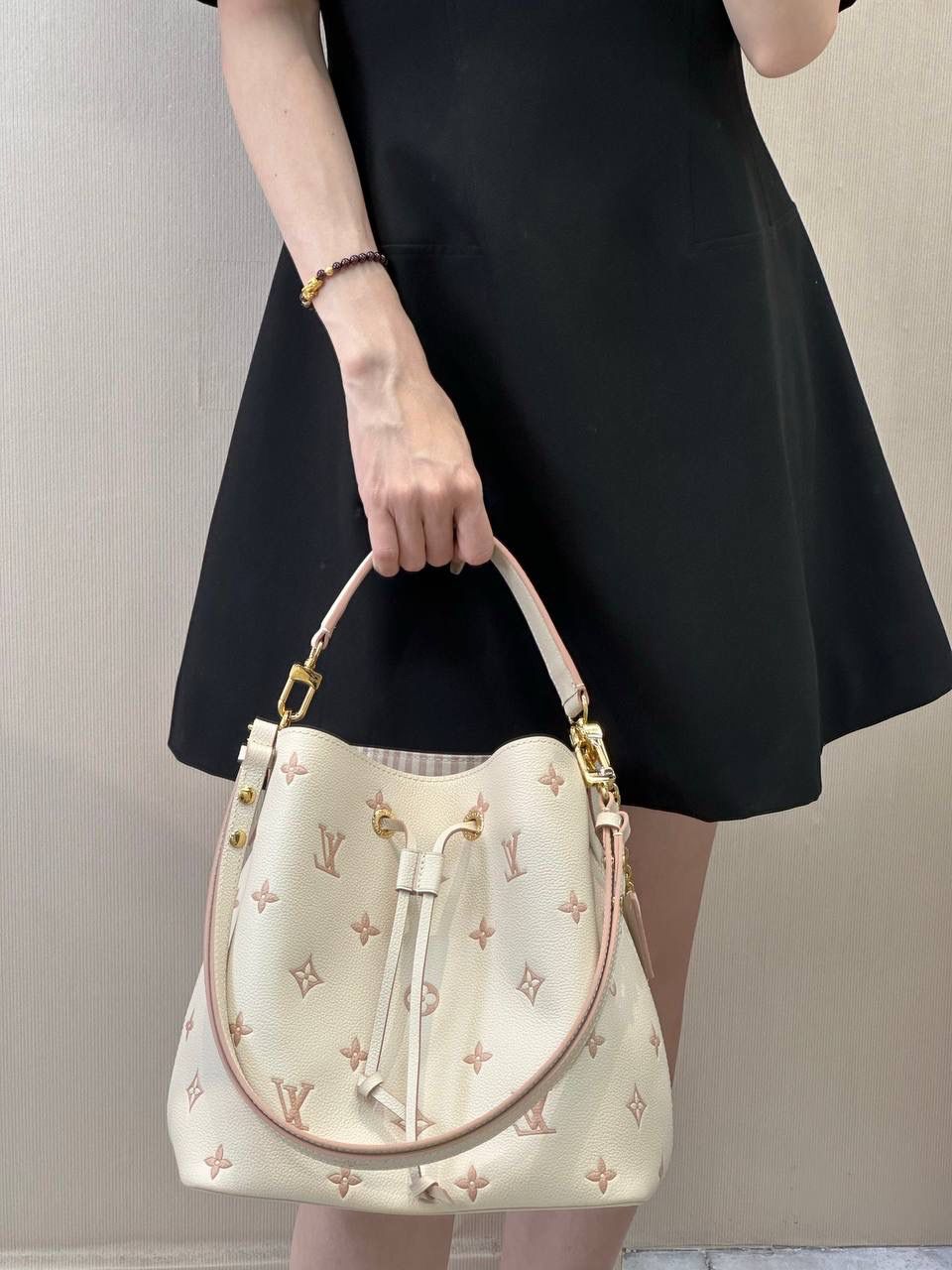 LV Neonoe 水桶包｜本季新款 💕 说到 LV 水桶包，Neonoe 一定是人气王！第一眼就被这个奶油粉打中 💗 不是那种甜腻粉，是带一点灰调的莫兰迪粉， 高级又温柔，春夏背真的很加分～ 黄皮姐妹也完全 OK 👍