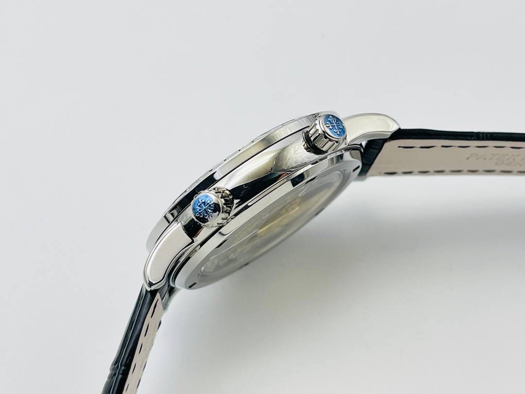 V4升级版 市场最高版本 功能跟正品一样 百达.翡丽星空升级终极版！升级细节： 1⃣️做到了跟正品满天星自动转的功能！ 2⃣️升级日历的排法和正品一样的顺序！ 3⃣️直径42毫米，厚度11毫米！ 4⃣️最大亮点：百达.翡丽星空里的月亮会根据天空上的月亮变化而变化！根据天空上的月圆月缺搬（初一月弯弯初十五月圆）到手表上了！