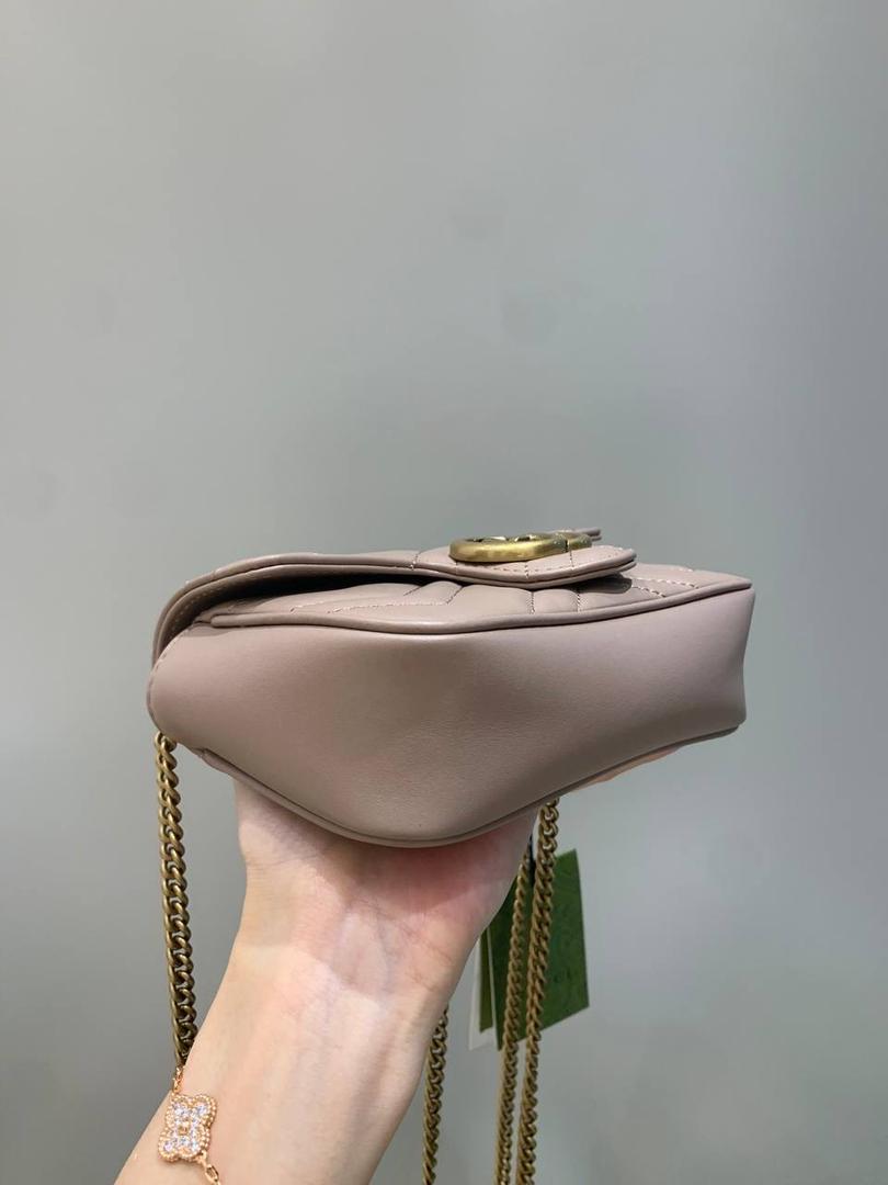 新背景实拍正品级 。经典款奶茶色16.5cm‼️ 温柔气质的颜色代表，可盐可甜，春夏四季的搭配小能手，颜色饱满度很高，皮料质感也是没得说，原厂皮材质都是很厉害的！图片拍不出他的美，实物更美‼️ 型号476433；尺寸16.5/10/4cm