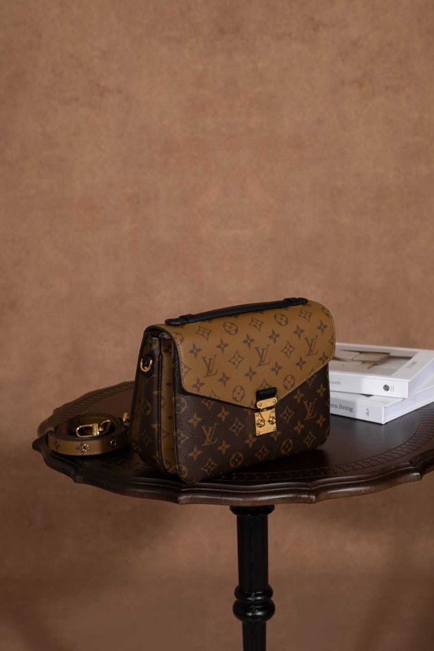 LV POCHETTE METIS 🎀大邮差包 法国原厂皮 + 全钢五金 摸起来就是不一样，质感很高级，拿在手上很有 feel 💼 📏 尺寸 25 × 19 × 7cm 大小刚刚好，不大不小，日常背超级舒服～ 这款真的是 女生一定要有的一颗包 👜 经典中带点可爱，耐看又百搭～ 经典老花配上 黄花色调 💛 让原本很经典的邮差包，看起来更年轻、更时尚✨ 不老气、不无聊，反而越看越喜欢～ 里面还有 隔层设计，真的很能装 👍 手机、钱包、化妆品统统 OK～ 不管日常出门还是凹造型，都很加分 💃