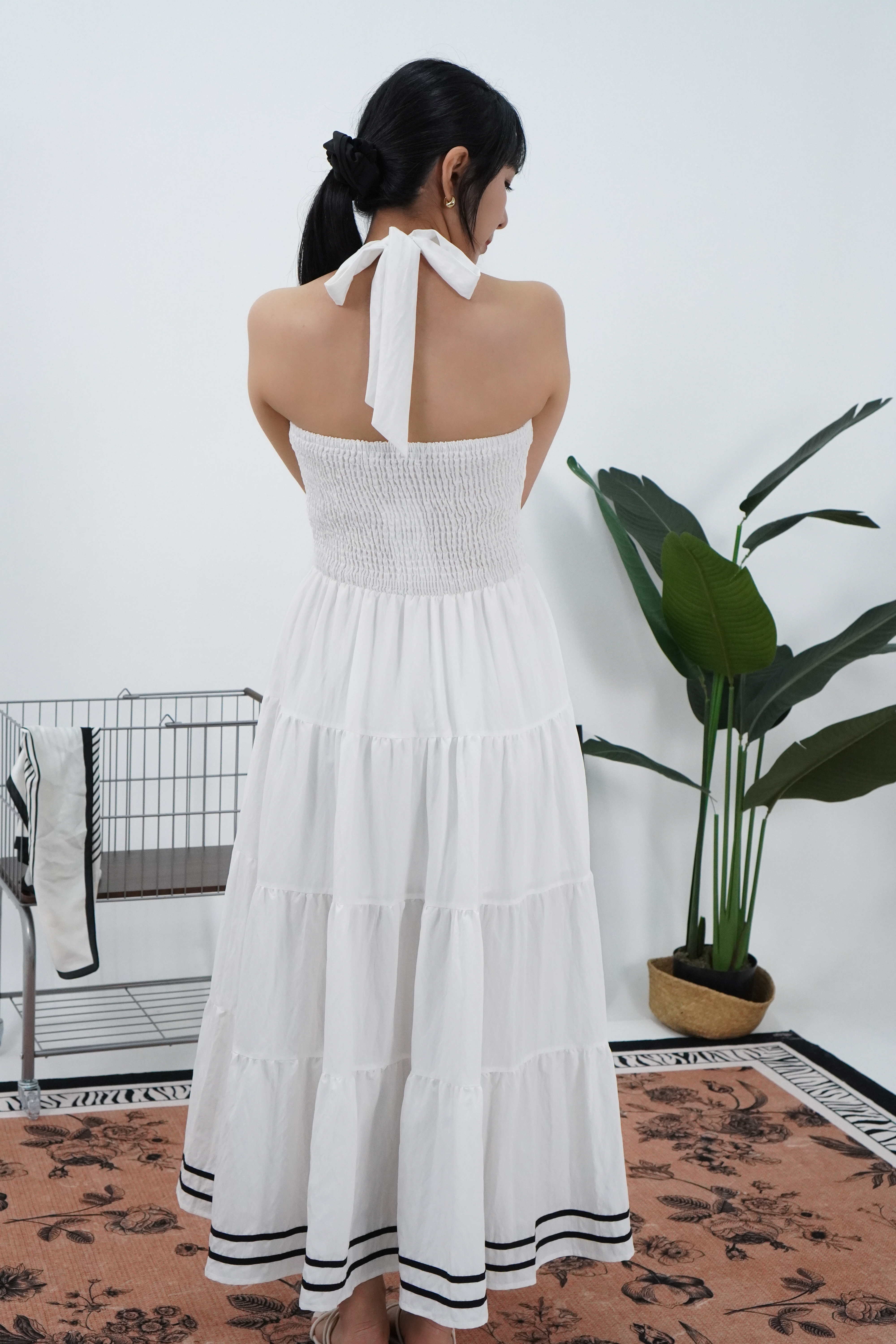 白色法式挂脖连衣裙