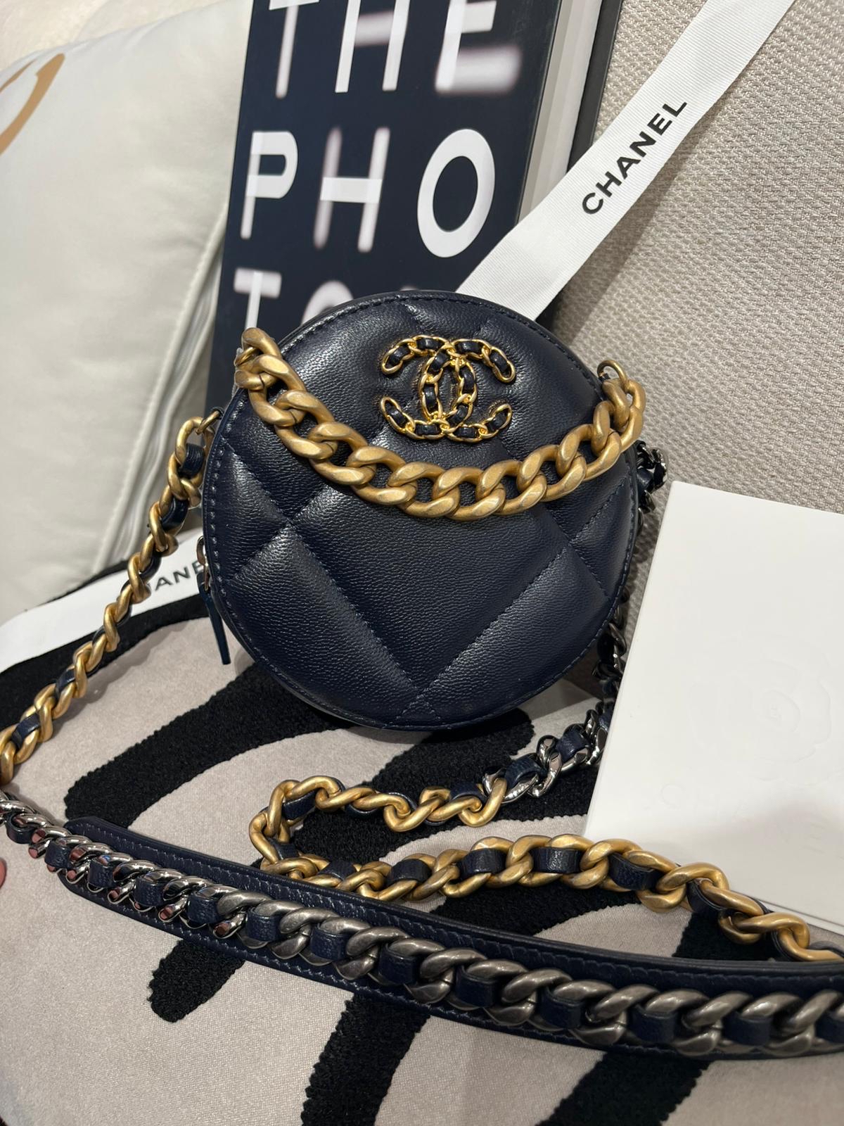 Chanel 19 Round Clutch WITH CHAIN AP0945 SHOULDER BAG 100%Authentic, 98%new ✅專門店收據✅29卡✅塵袋✅box