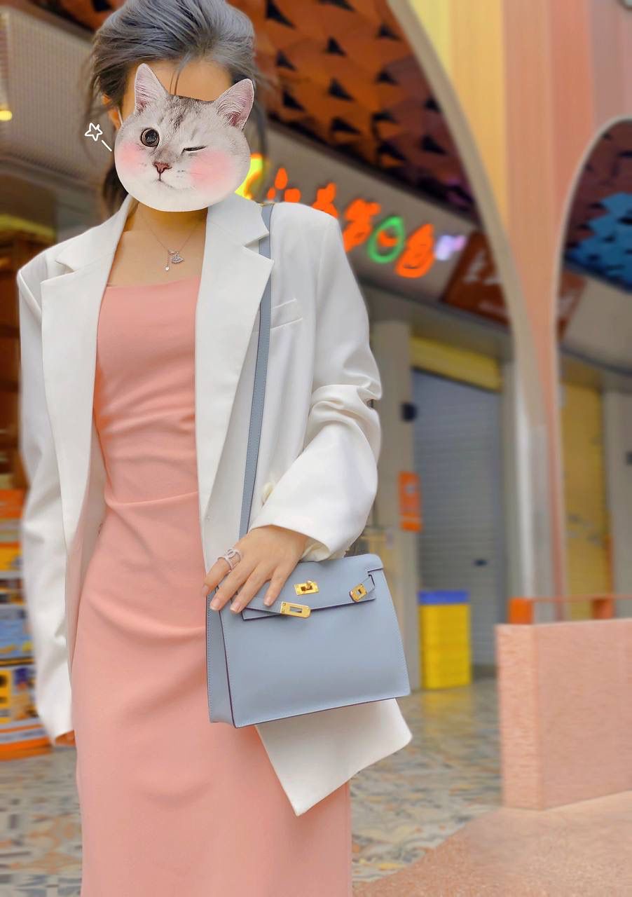 『亚麻蓝·金』 ‘’Kᴇʟʟʏ ᴅᴀɴsᴇ • Evercolor 🎀 时尚圈就是一个圆！ 最厉害的就是六种背法： 斜背、侧背、肩背、腰包、背包、手包 集美们一定要安排起来‼️ 22Cm