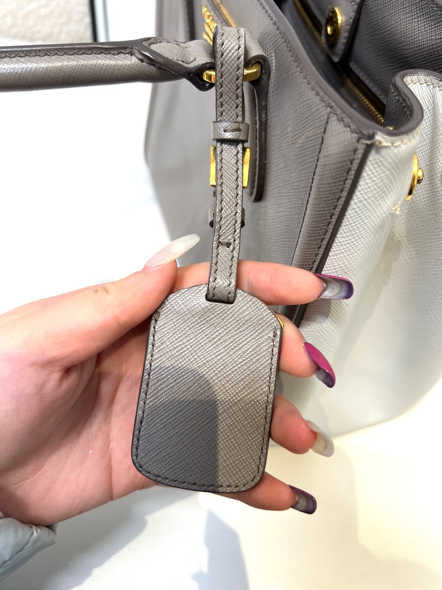 【預訂貨品】Prada 大象灰拼白色殺手包