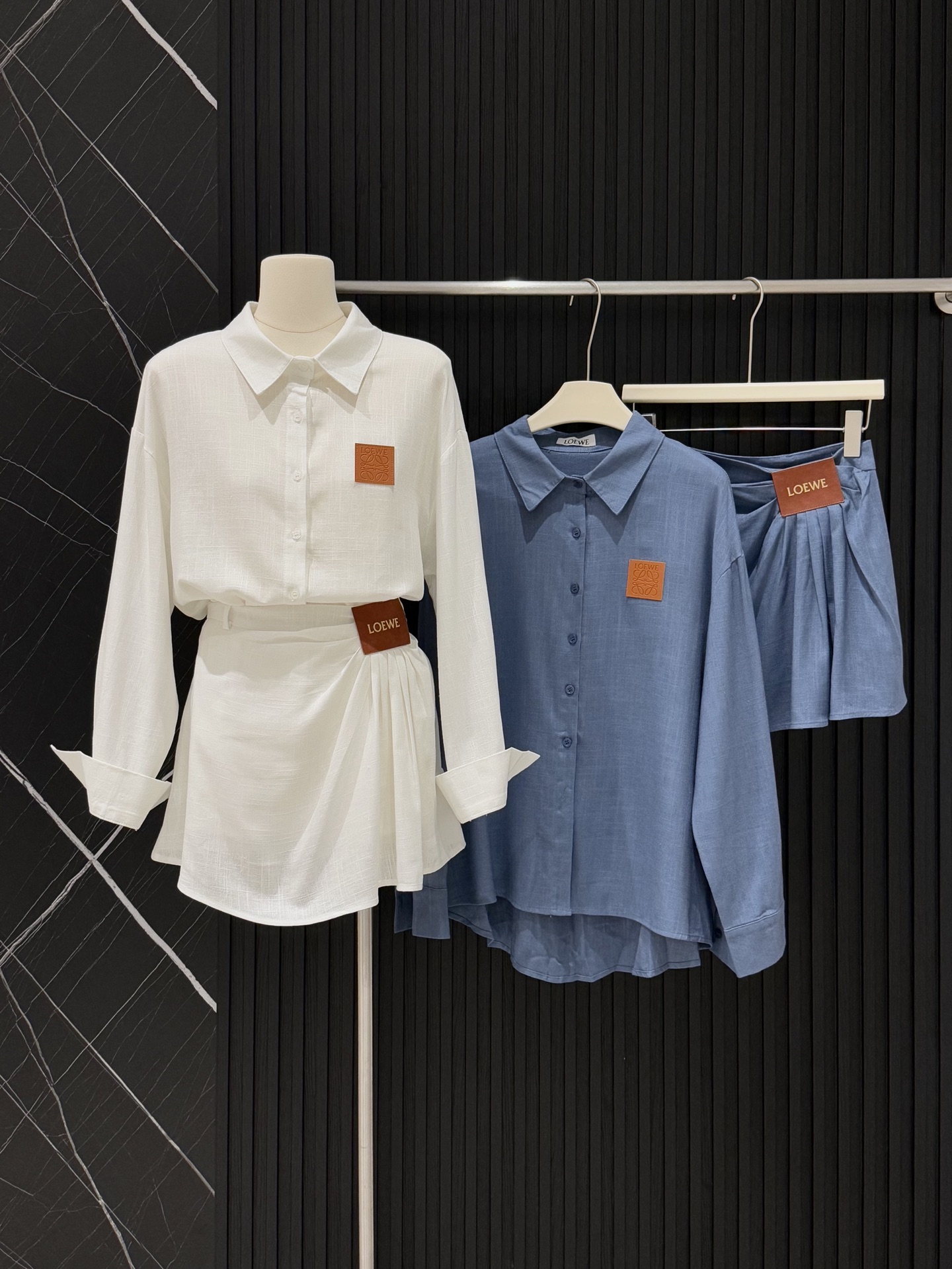 LOEWE 皮革Logo恤衫半裙套裝​​