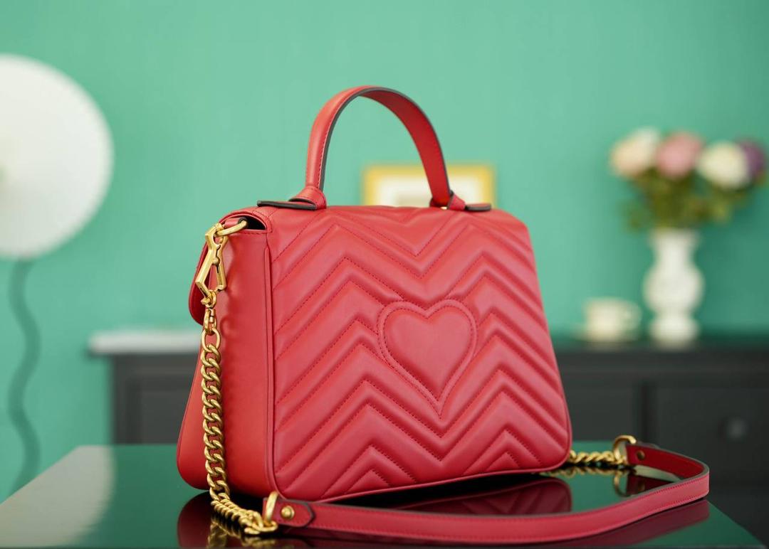 👜🔥Marmont系列绗缝手提包邮差包 红色 27cm （原厂皮 全铜五金） 正品售价,500 独家原厂皮发售 限量级别 意大利原材料开发，这个大小简直是最完美的尺寸，什么随身携带的东西都可以轻松收纳，能手拎也可以单肩斜挎，自重轻，超级百搭不挑人~好看极了！！！ 官方款号 498110 尺寸大号：27x19x10.5cm 小号：21x15x8cm