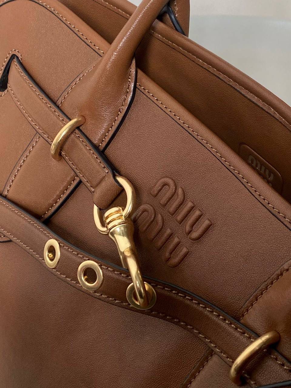 🈶焦糖色， 𝗠𝗶𝘂𝗠𝗶𝘂 手提包·横版 这只Aventure我要夸爆它！ 绝对是公文包中的颜值天花板 这款有多难买不用多说，绝对的断货王 酷酷的慵懒感洋气且时髦 还有一丢vintage感，超有调 上班通勤，日常出街都超出片 22.5×44×14.5cm #F0023m