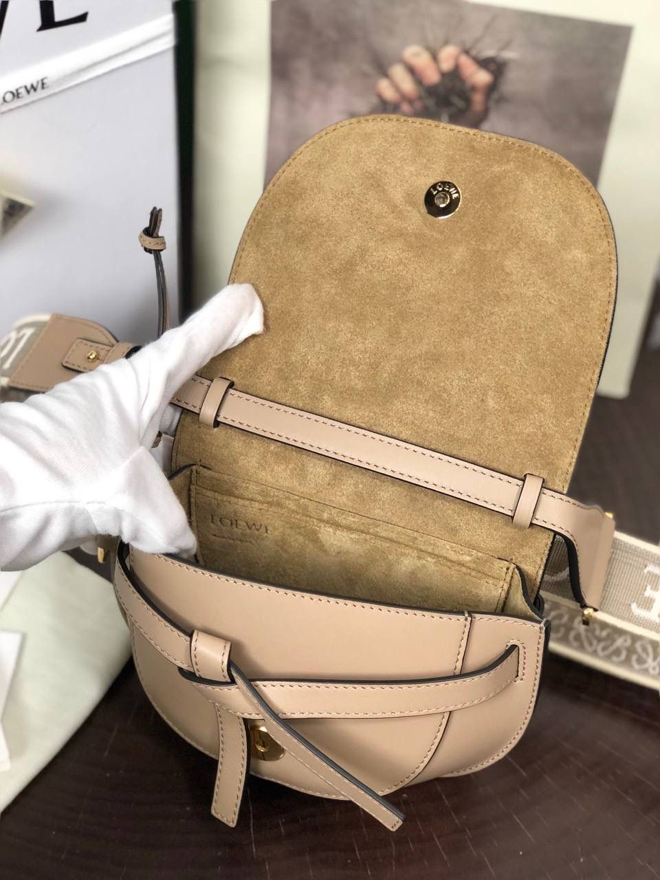 𝐆𝐚𝐭𝐞包包 在2018年春夏时装秀上首次亮相后，立即成为Loew 的IT Bag，正面的蝴蝶结带扣是最明显的标志，用来开合前盖，实用装饰两不误。 小号:20-12.5-19（中部最宽处26cm） 编码:061711织带沙色 迷你:15-9.5-12.5（中部最宽处21cm） 编码:522127织带沙色