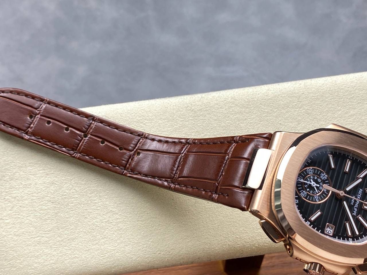 V2版真功能🌐真小秒！3K工厂 百达翡丽鹦鹉螺5980/1A-014多功能计时腕表V2版本，真小秒、真功能！【表壳】腕表尺寸40.5毫米，同正品一致的枕型表壳采用正面拉丝，侧面抛光的两种工艺组合，层次感分明，质感十足。尽显精湛工艺。【表带】采用原装表带一比一量身打造，每节表带的中央抛光部位，都能呈现钻石的形状，尽显高级质感。【机芯】3K厂采用定制版PP.CH28-520机芯，完美还原正品，时分秒，日期，和计时大秒功能。3K匠心之作，欢迎各位表友品鉴🌐