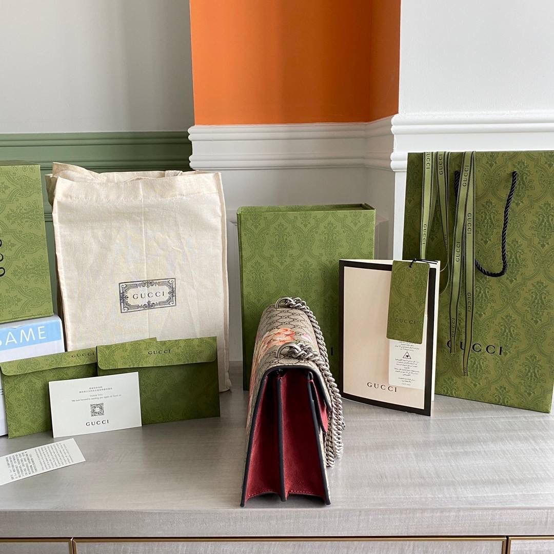 👜独家特级正品品质 g的经典之作，400249中号酒神包！28189cm！¥新包装！织纹虎头马刺扣为这款有结构感的肩背包增添光彩。滑动链条包带有多种背法，可在肩背和手提之间自由转换！麂皮衬里，口袋内里配以 gg supreme 高级人造革！！ 附带️全套最新绿色系列环保包装✨🔥