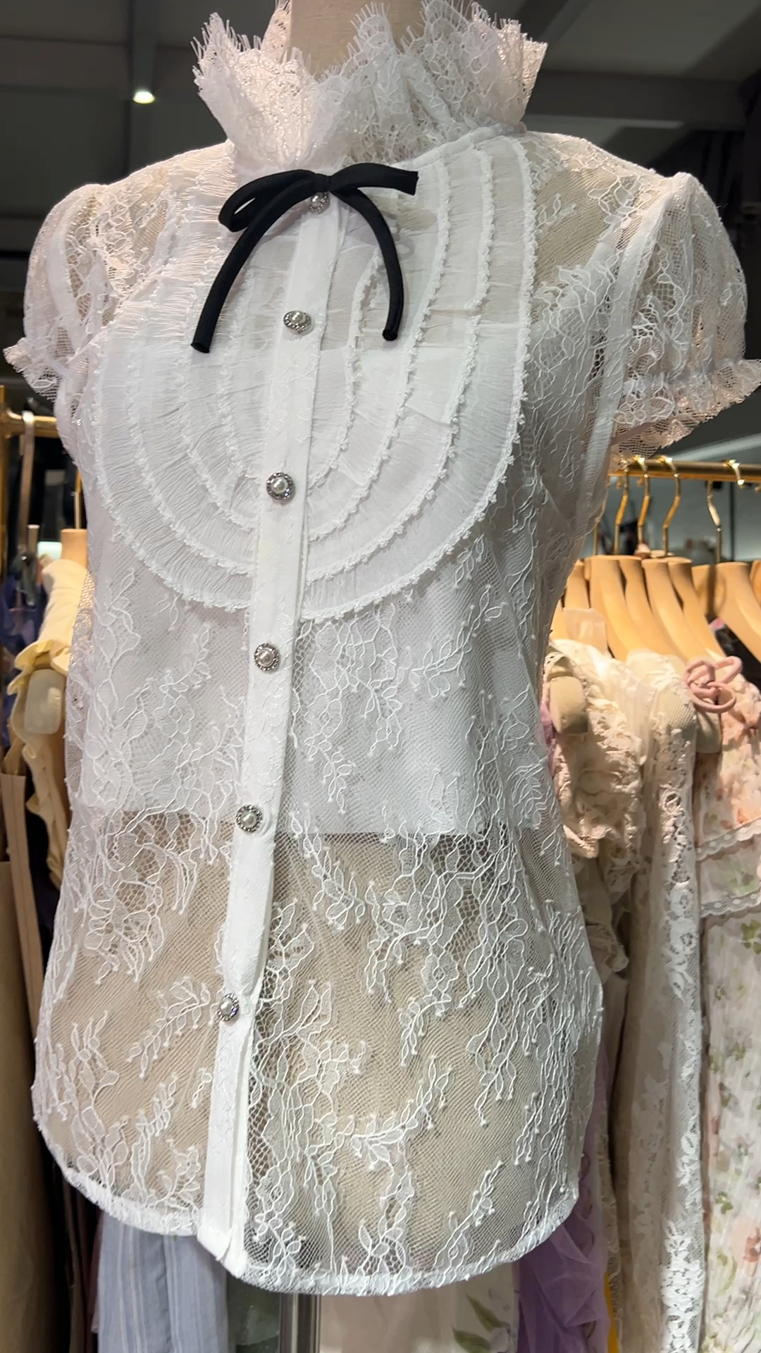 白色蕾絲襯衫配黑色蝴蝶結