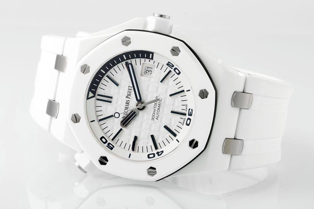 🚀全新开创陶瓷艺术，打造极致的黑白潜水运动风腕表 爱彼皇家橡树离岸型系列15707系列💯 【表壳】42MM黑白陶瓷高温高压烧制，拥有强劲有力的线条和时尚的颜色，令人耳目一新。陶瓷表面经过拉丝处理，使得外观更加的硬朗和华丽，并延续了皇家橡树离岸型一贯的防水性能，确保了潜水运动中的可靠性。潜水计时显示为表盘内的二层表圈，由10点位的把头来控制，3点位的把头控制上链及调校时间，两个都是旋入式结构。 【表盘】饰以品牌传统的“Méga Tapisserie”超大型格纹，并搭配夜光填充萤光指针，内旋式计时圈的12点钟至3点钟也同样饰以橙色和蓝色显示区。这让腕表既易读读时又显得更加时尚富有活力。 【机芯】ZF厂自产的Calibre 3120自动上链机芯，机芯直径为26.6毫米，厚度仅为4.26毫米。机芯共有280个零件，能够保证足够的动力储备。 【表带】表带选择贴合手腕的橡胶材质，搭配钛合金针扣，佩戴时手腕倍感轻盈，没有负担感，便于手腕灵活运动。