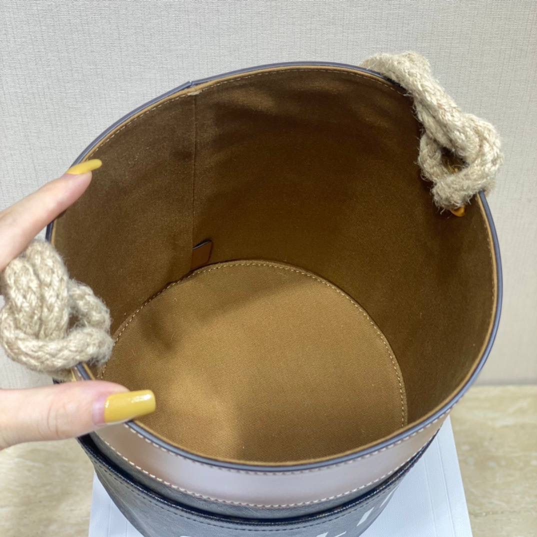 🔥大货实拍图 𝗖𝗘𝗟𝗜𝗡𝗘♥𝗕𝗨𝗖𝗞𝗘𝗧 𝗖𝗢𝗥𝗗𝗘麻绳水桶包 编号：196272 尺寸：19*23*19cm