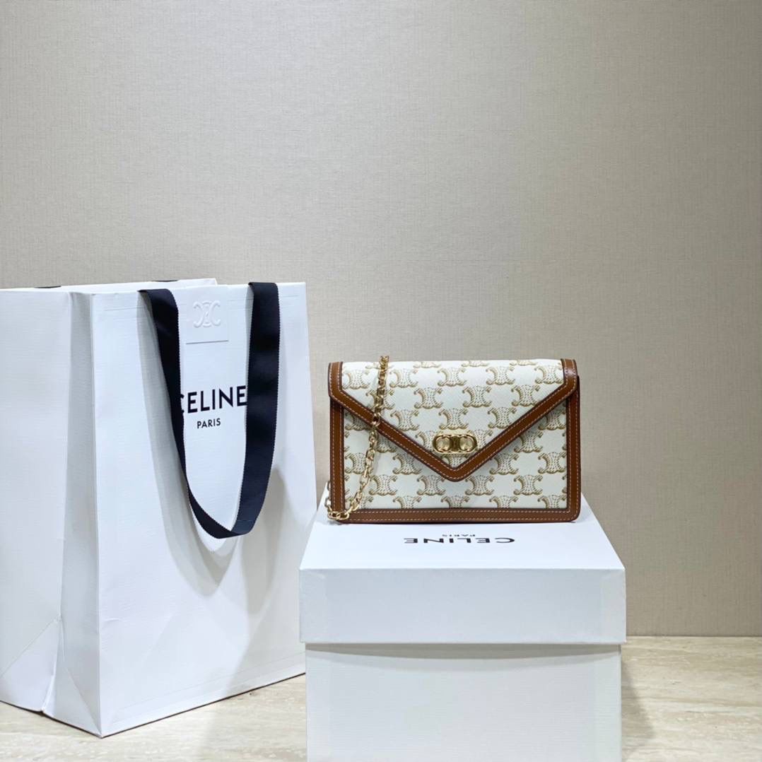 🔥大货实拍图 𝗖𝗘𝗟𝗜𝗡𝗘♥𝗠𝗔𝗜𝗟𝗟𝗢𝗡链条信封包 型号：10H422 尺寸：19.5*13*4cm 白色老花+棕边秋冬背都很好搭～重点是外层帆布，里层牛皮，很耐造！喜欢😍