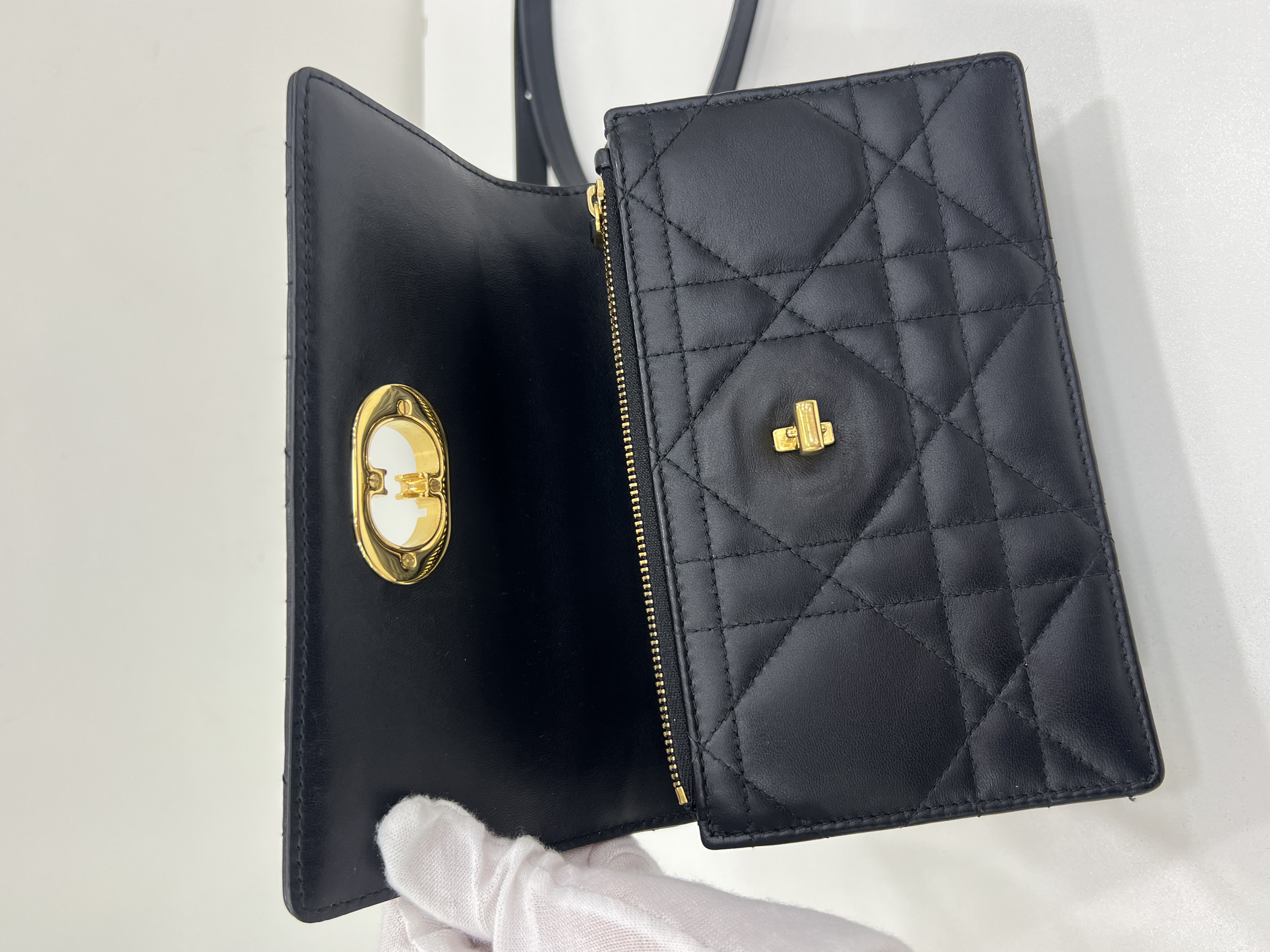 直播貨品 |  [1個-$100 2個-$300］E31