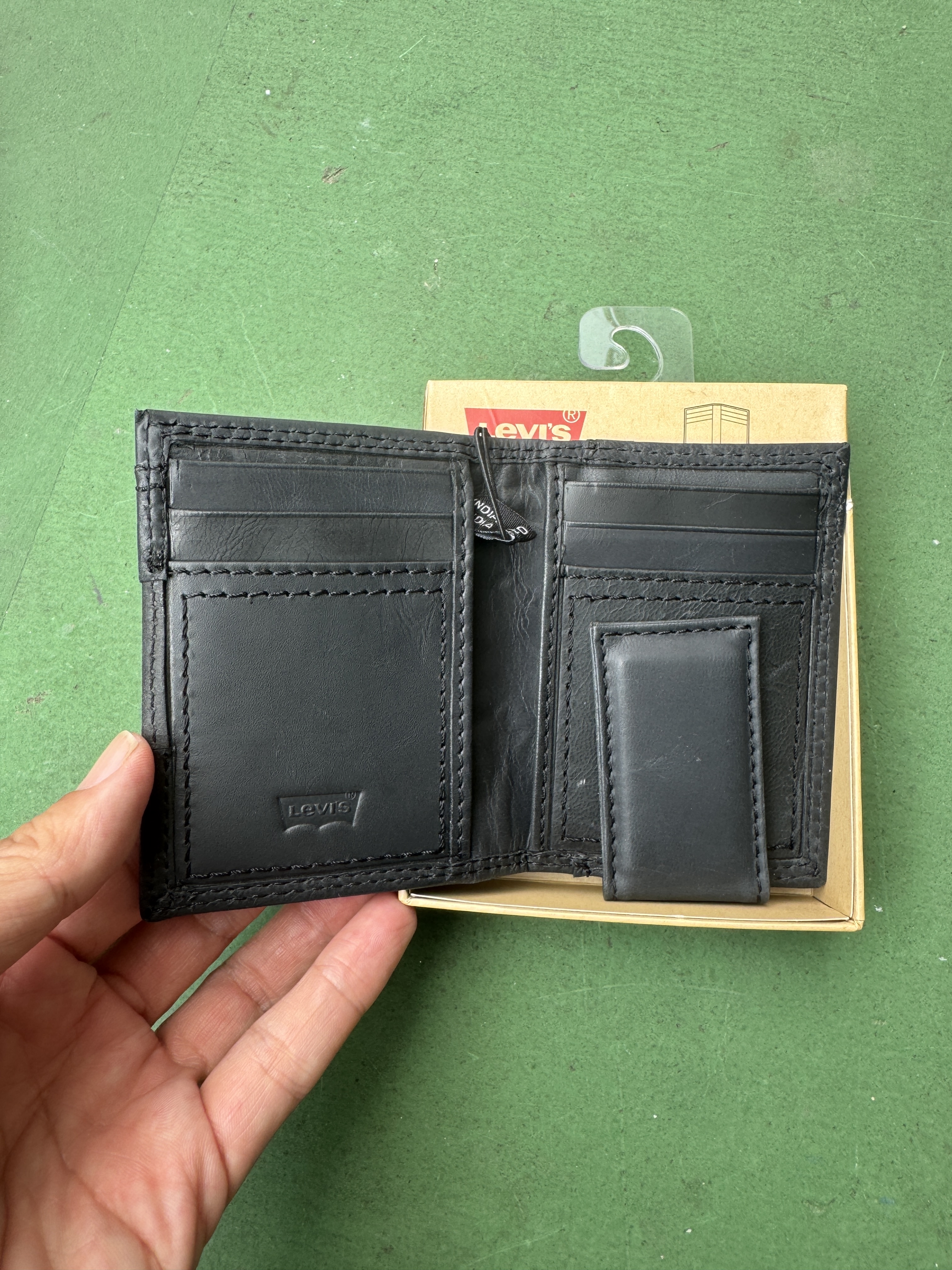  Levi’s 黑色咭片銀包(香港現貨）
