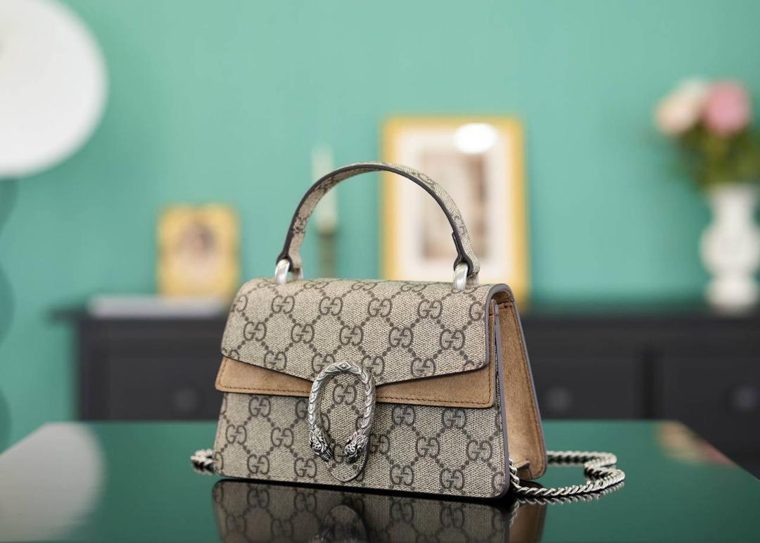 🥯Dionysus系列迷你手提包 卡其18cm 正品售价¥15.000 独家原厂皮发售 限量级别 酒神家族再添小可爱 新款迷你手提酒神，说是小废包吧，其实也还蛮能装的 小小一只，既能手提又能肩背 官方款号 752029 尺寸迷你：18x12x6cm 小号：24.5x15.5x10cm