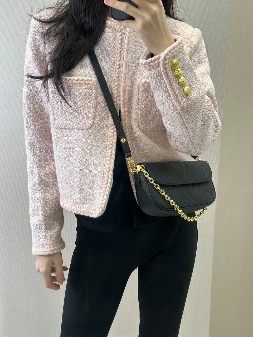 全皮IVY👜✨ 新晋人气王IVY手袋来了哈，全皮压纹款！ IVY拿到手真的一整个大惊艳！！！上身即干练！链条肩带+皮肩带的加持，轻松解锁N种背法，实用性强的可怕，可谓是新一代包包的“集大成”者！ 小小一只容量足、造型顶、颜值高，配个小裙子、小吊带、一整个穿搭分为拉满，怒吼安利人手一只哈💕💕 尺寸：22/10/5cm M82211 灰色丝印 M82154 黑色压花