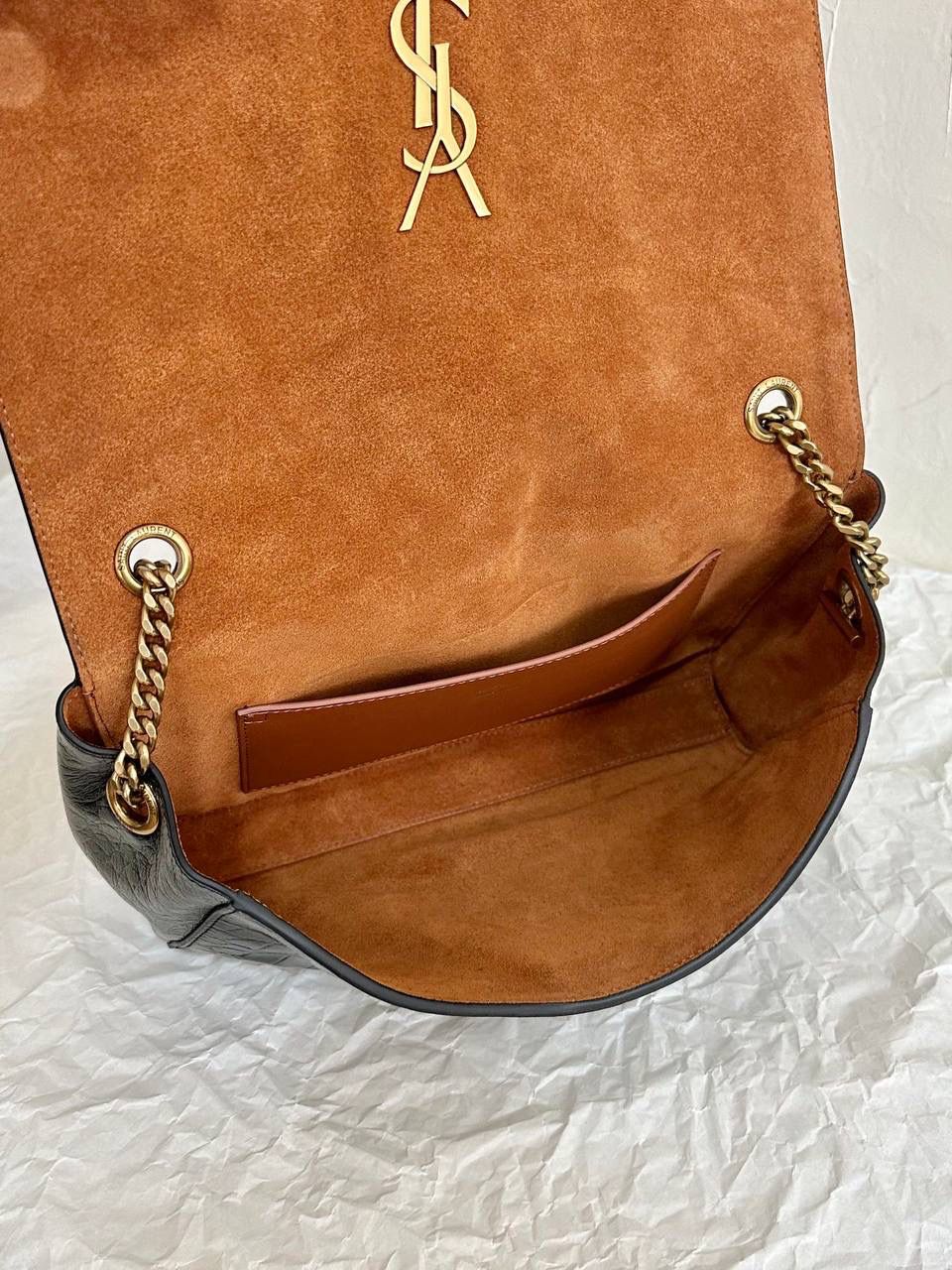 经典王🔥 ys1 kate双面鳄鱼纹/麂皮棕中号🐻 我个人很喜欢的一只ys1 一只包有两种风格(双面能用) 春夏用牛皮面，秋冬用麂皮面 有没有和我一样不喜欢定型包的姐妹 就喜欢这只双面kate软piapia的随性感☺️ 容量贼大，自重还轻，爱了爱了～ 28.5×20×6cm553804m