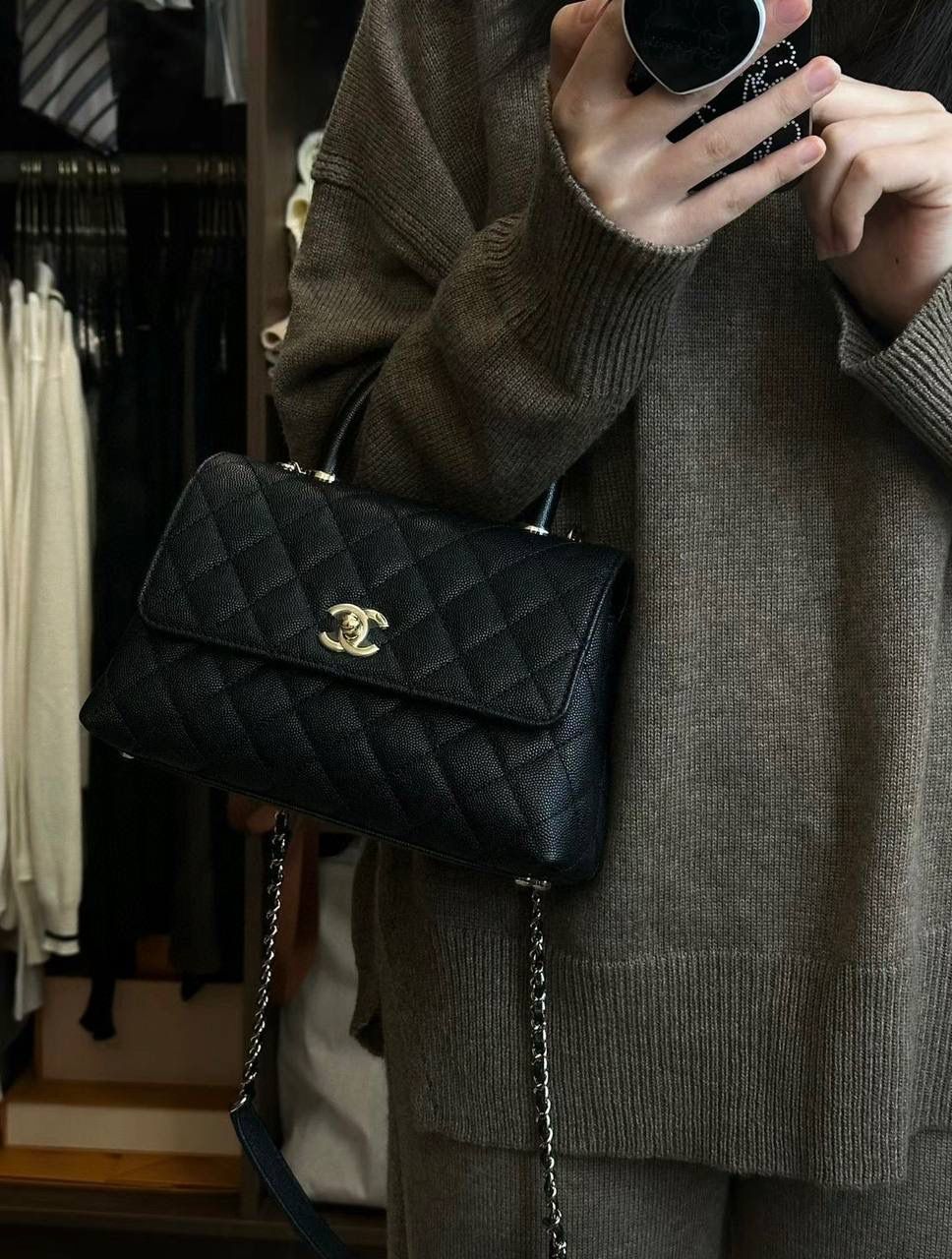 Coco Handle小號鑒定版👜 一包一碼 支持全球鑒定查驗身份證原廠專G Hass皮料過關清單資料可査詢 Coco Handle從1983年誕生到現在，銷量一直穩居榜首。 圓形手柄配上單肩鏈條，是這個包最出彩部分，背在身上優雅，提在手上復古，包多個隔層口袋設計，很人性化！ 五金：全鋼淺金扣 皮料：Hass原廠小球牛皮 尺寸：14*24*10cm