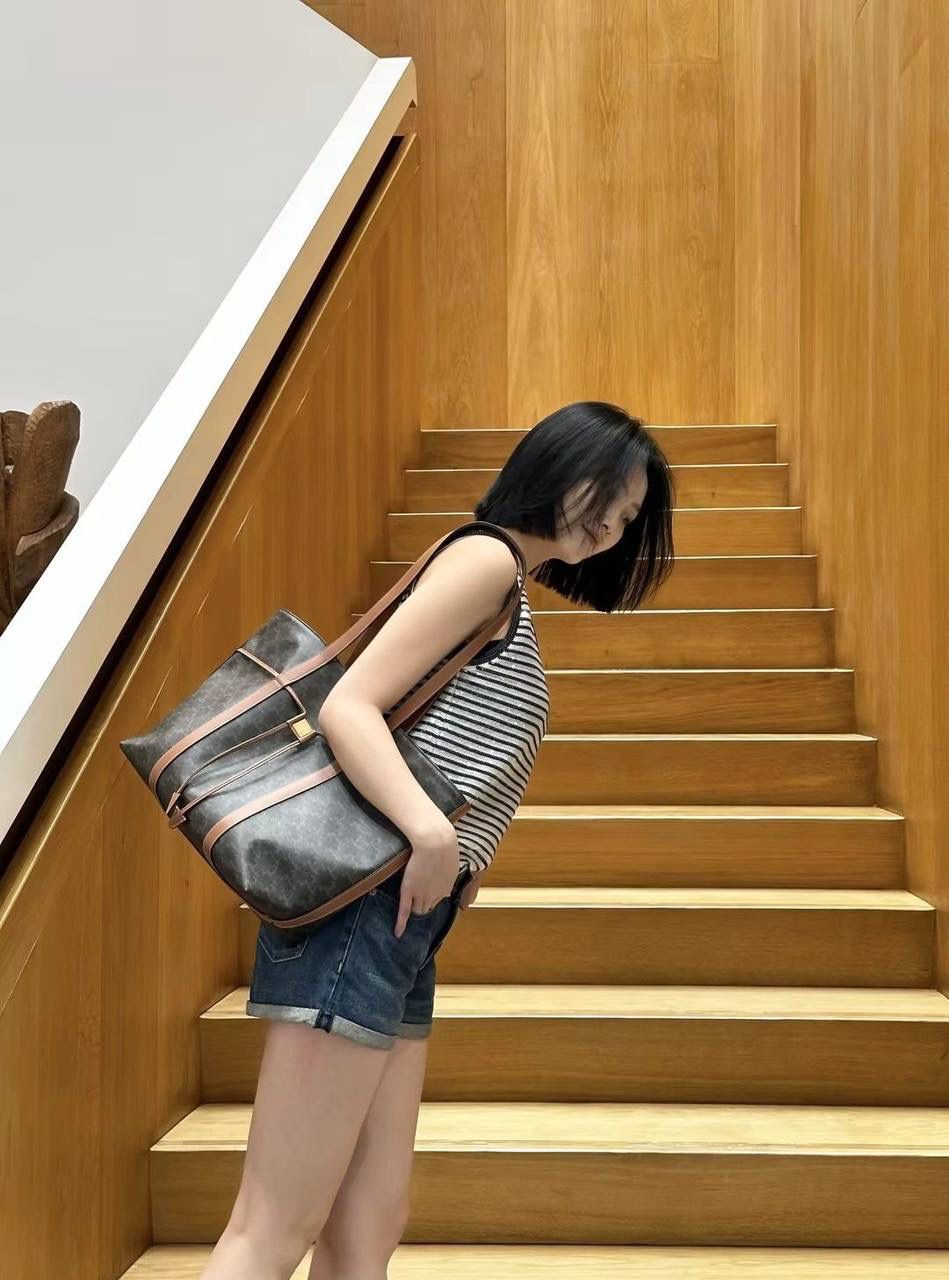 🔥大货实拍图 𝗖𝗘𝗟𝗜𝗡𝗘 ♥ 𝗖𝗔𝗕𝗔𝗦老花抽绳托特 型号：113722 尺寸：34.5*31*16cm 𝑪𝒆𝒍𝒊𝒏𝒆新款购物袋，一款将复古与现代完美融合的精品，凯旋门老花棕色的包身如同经典绽放在当代，每一个棕色皮料点缀都诠释了无与伦比的精致和高级感～