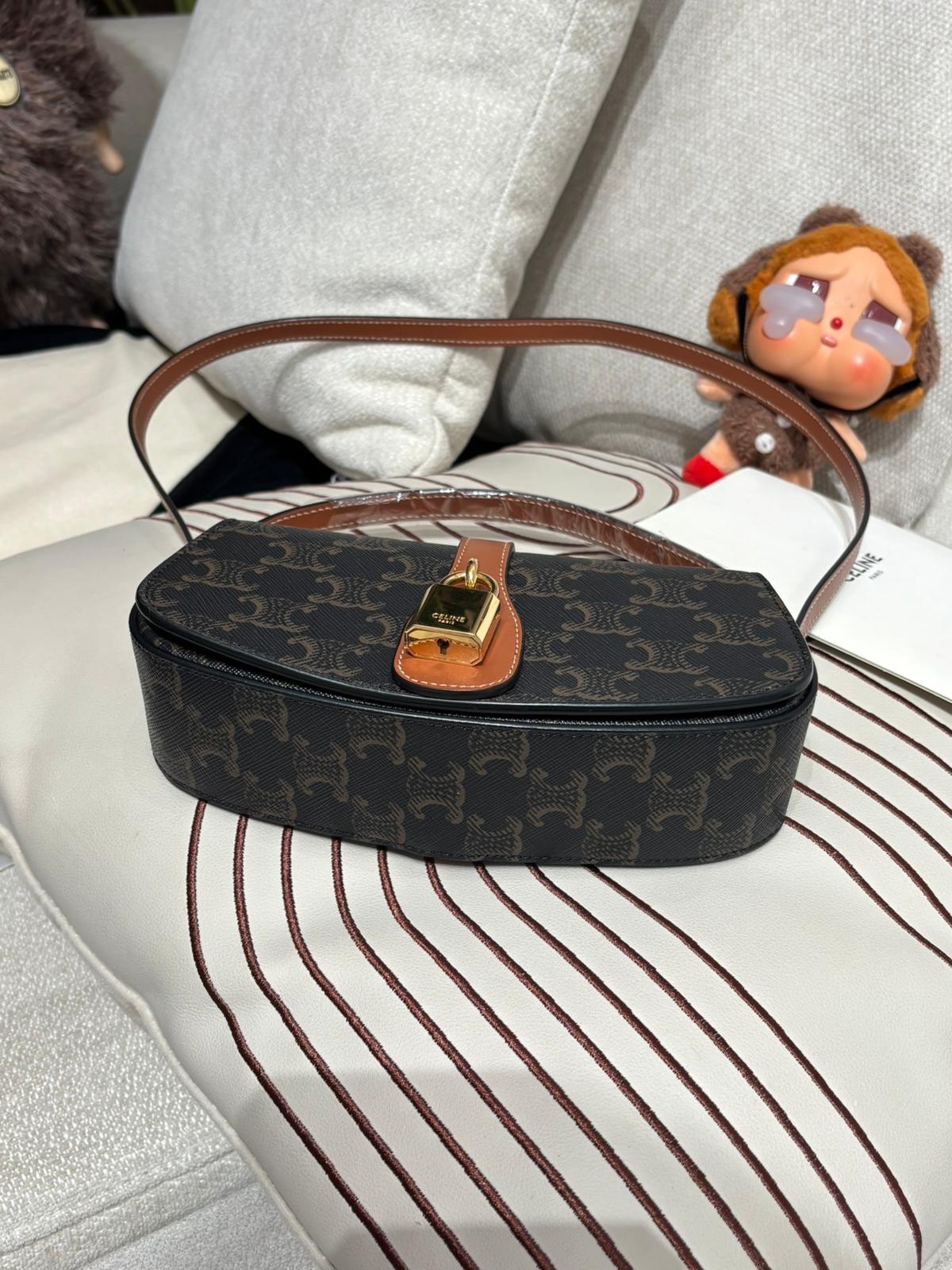 CELINE CLUTCH ON STRAP TABOU IN TRIOMPHE,100%Authentic ,99%new ✅收據✅dust bag 