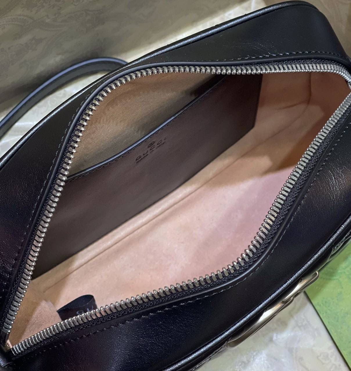 ✈️✈️✈️# 🔥𝐌𝐚𝐫𝐦𝐨𝐧𝐭菱格原厂皮# ▫️型号447632 ▫️尺寸 24*14*8cm 全新经典款相机包 ，整个包身下血本都用了原厂牛皮❗️最基础的包型.立体棱格绣花在灯光下让整个包活跃了起来，肩带可调节上身太好驾驭 不挑身高，也是全球打人必备的百搭单品！