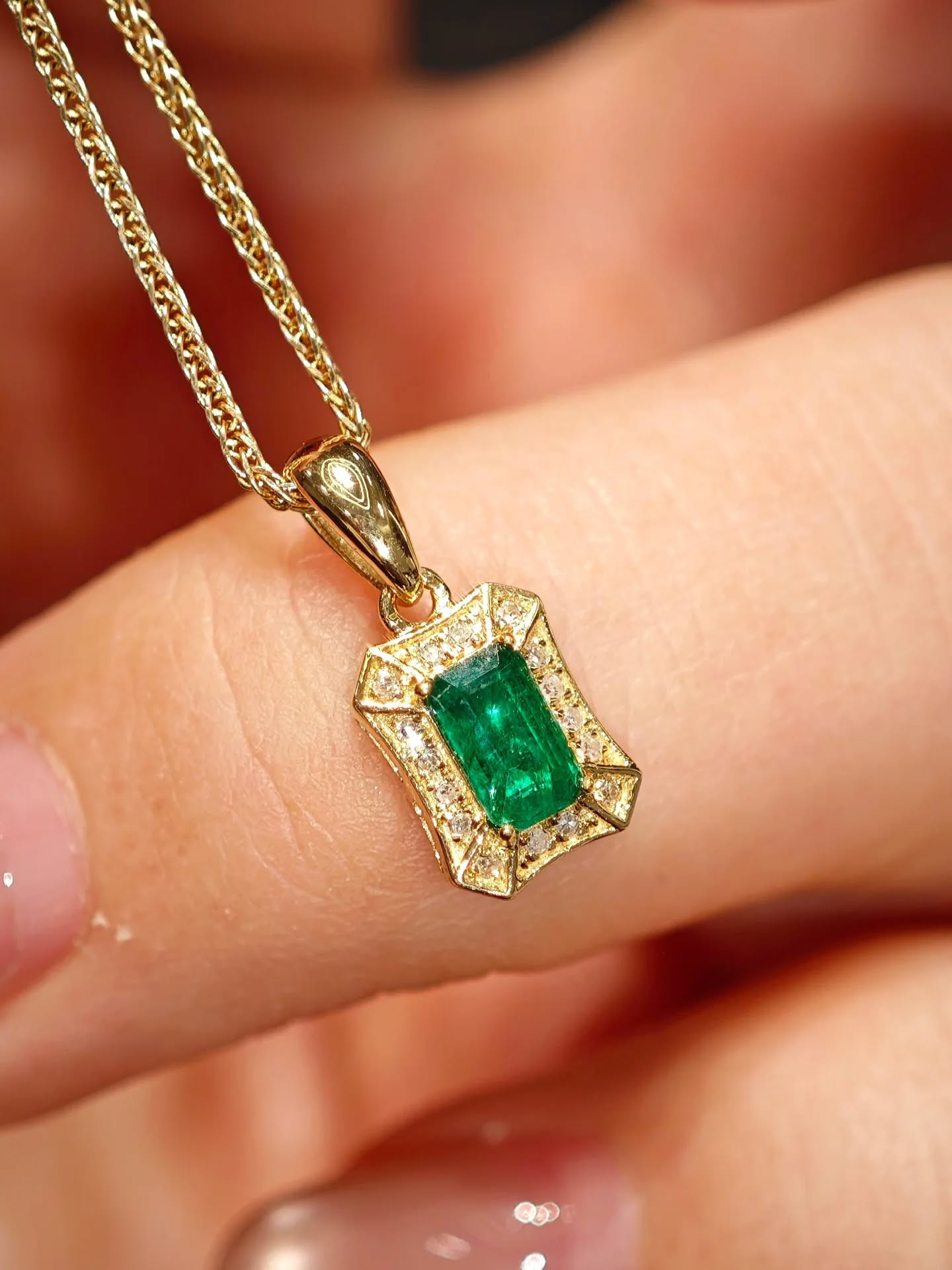 頸間一點綠，是恰到好處的精緻💚25分祖母綠吊墜，不挑穿搭日常戴也有高級感，越看越愛