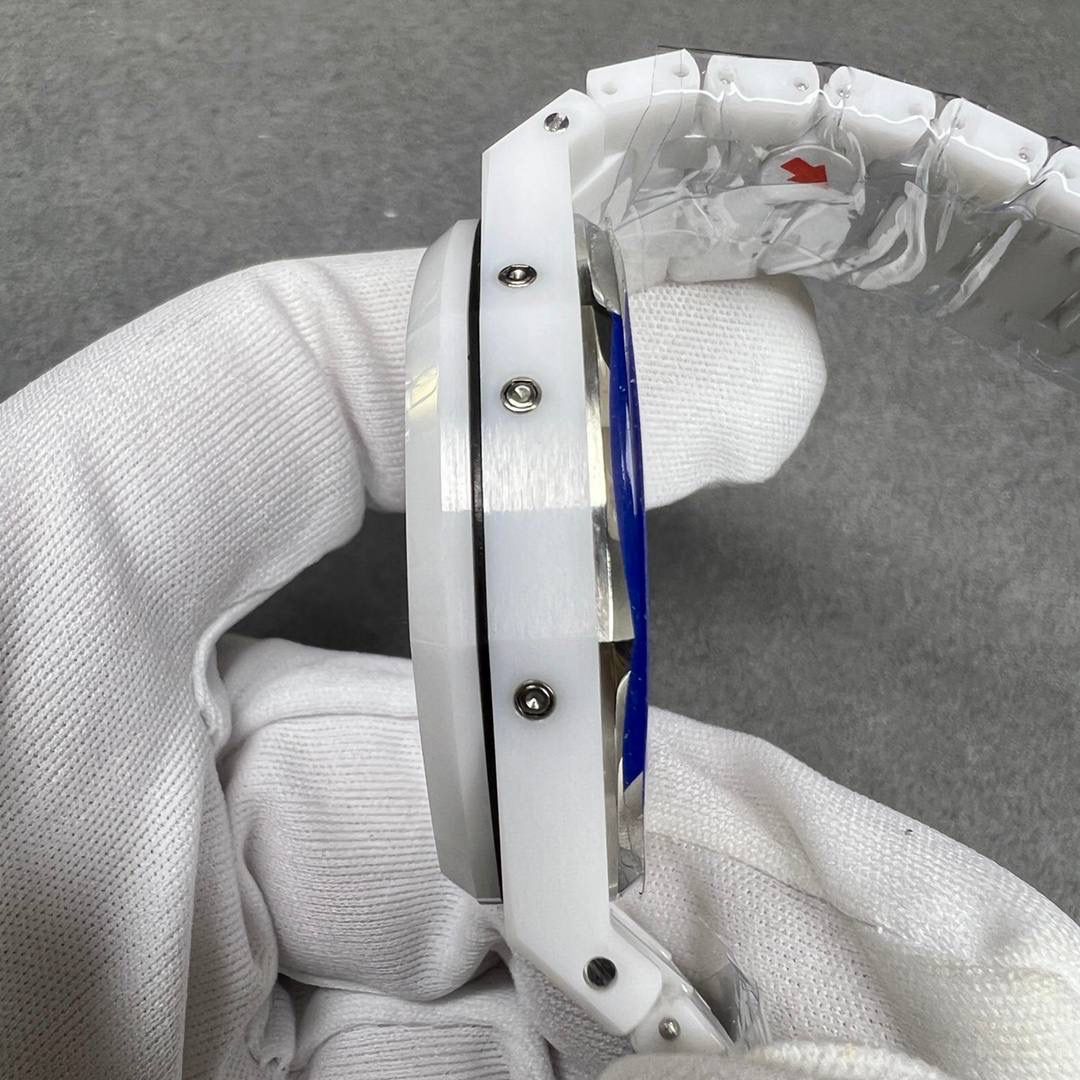 新品AP26579白陶瓷，皇家橡树系列在“Grande Tapisserie”大格纹装饰表盘上，日期、星期、月份、月相，和四个眼睛的位置与原装同步，（区别普通版本四个眼镜紧缩在一起）并以真实的月球图像显示天文精确月相，形成鲜明对比，直径41mm，复刻一体机5134自动上链机芯，厚度10.5mm（区别市面普通版本14mm ）所有功能真实可用，更薄 更像 ！🔥🔥💯